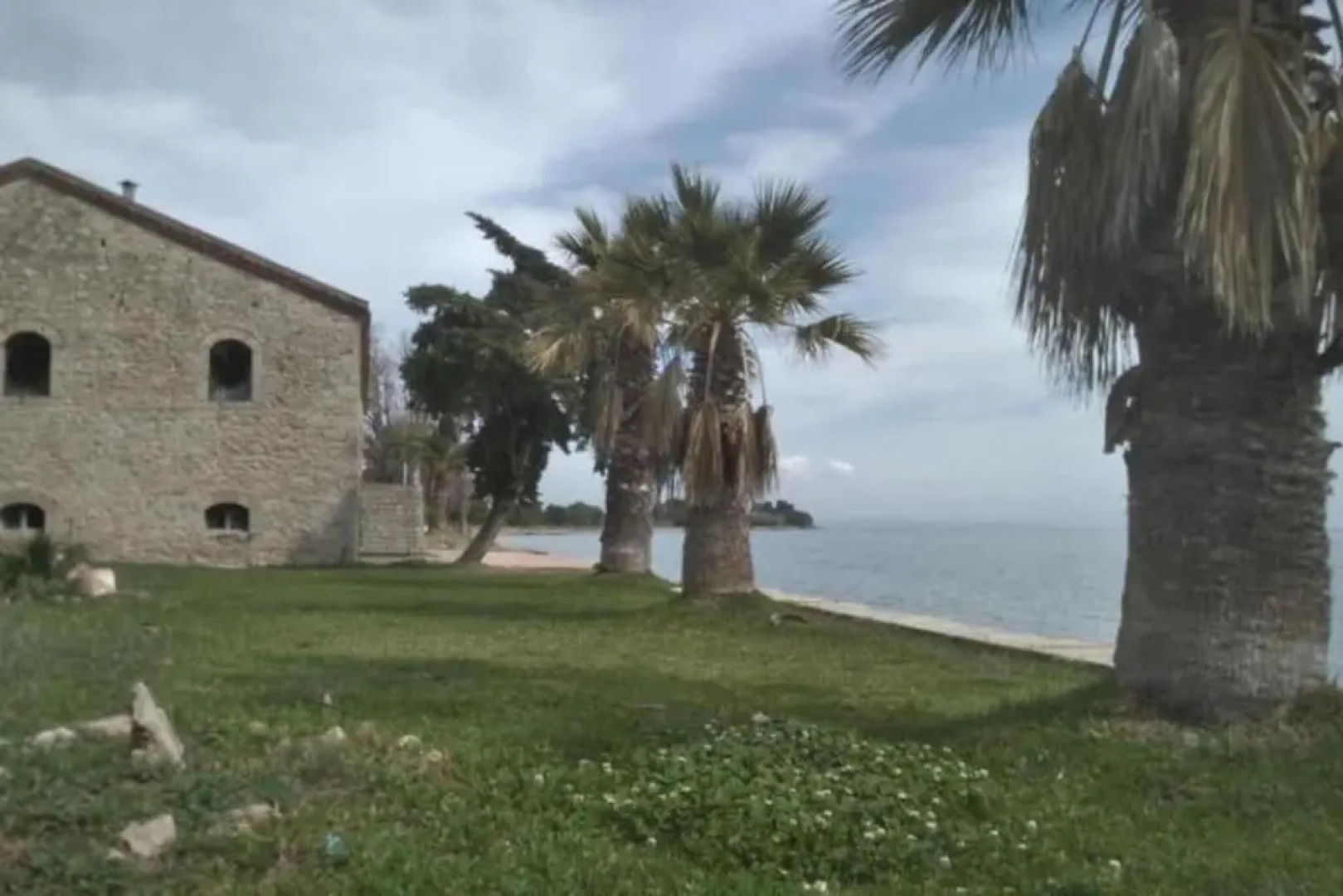 Detached quiet villa 500m from sea
