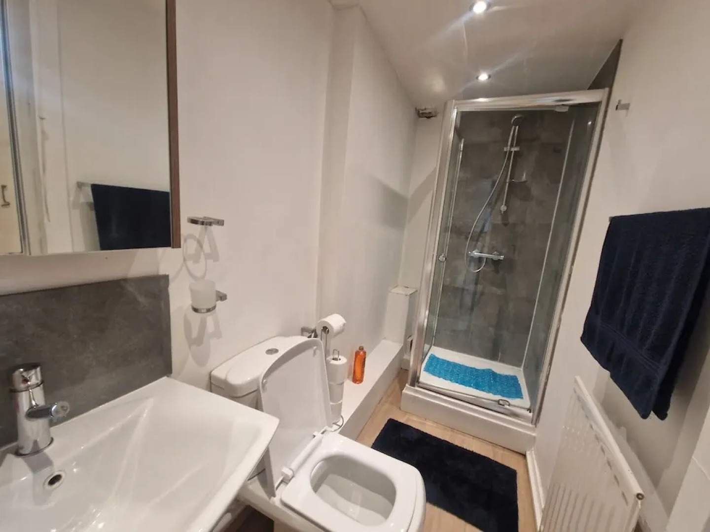 House - Sleeps 4 - Garden - Parking