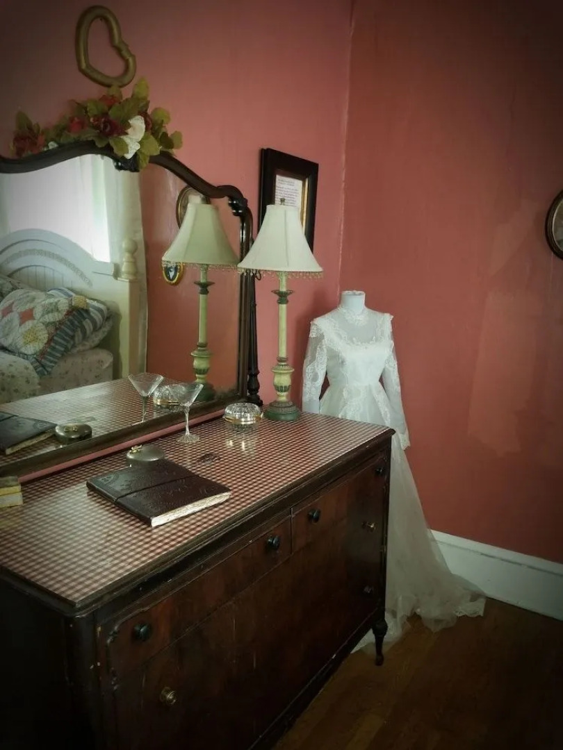 Hatfield McCoy House Inn