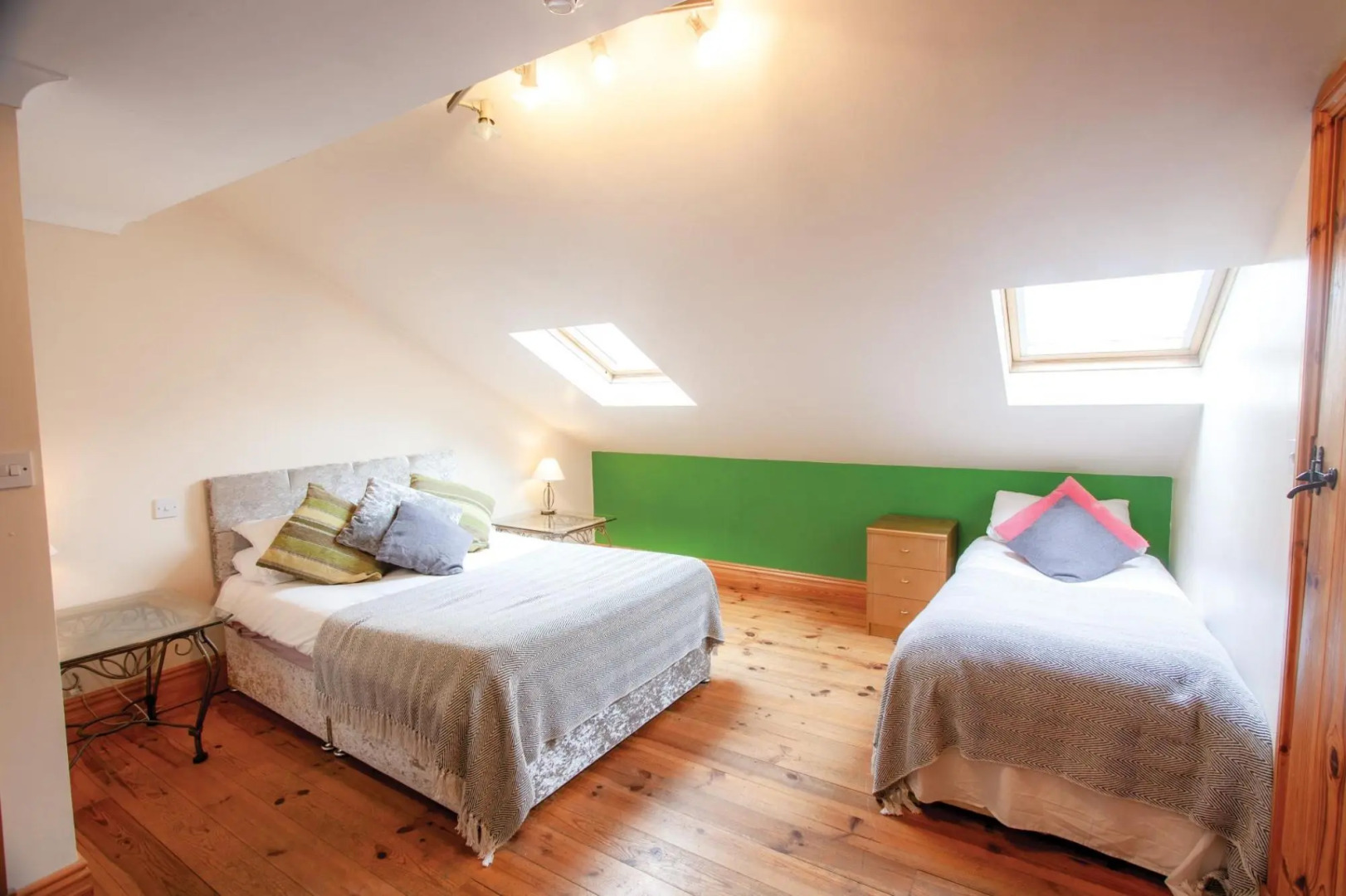 The Lake House Retreat - 7 Bedroom Holiday Home - Sleeps 20 - Southgate