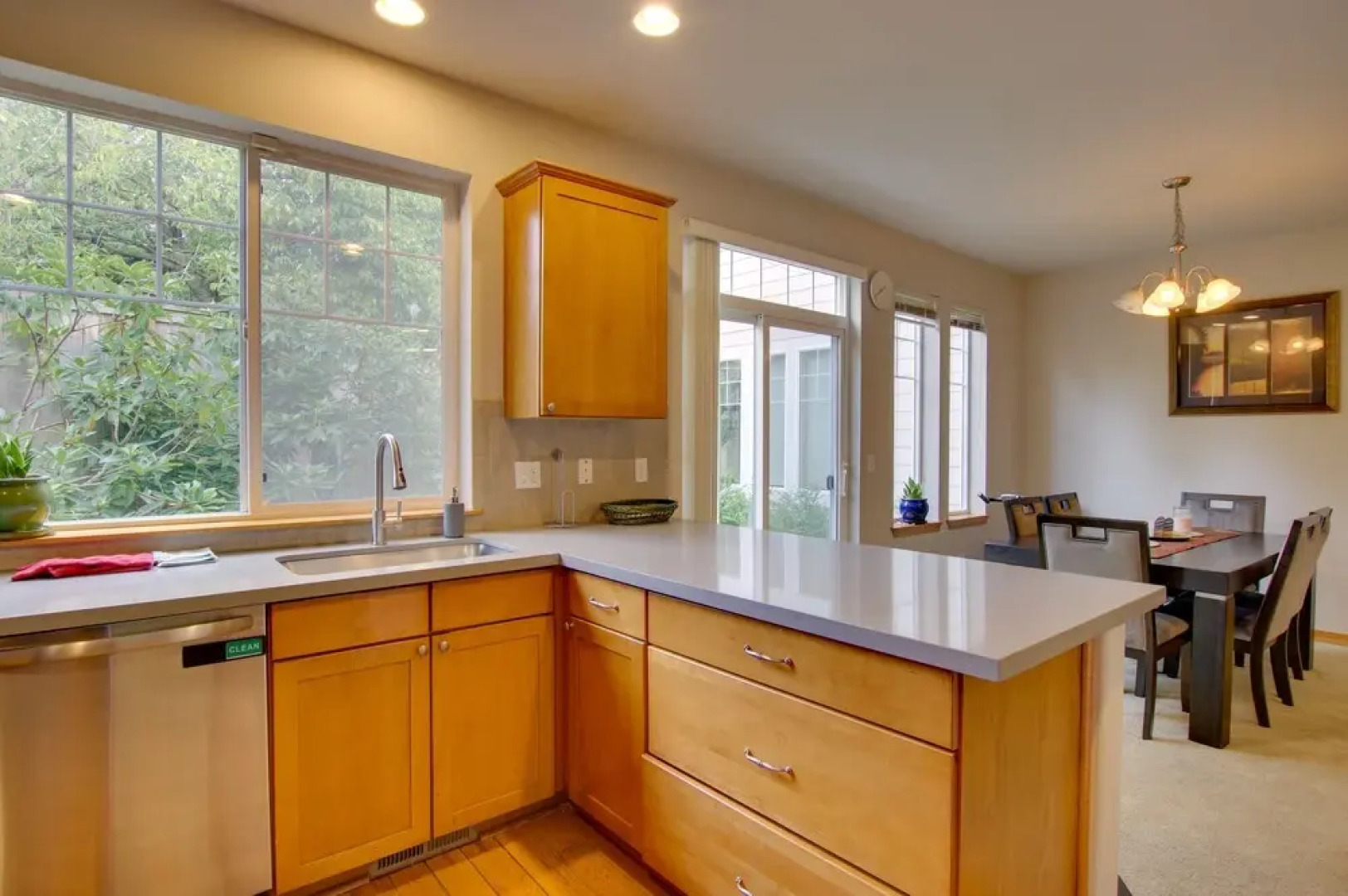 Charming Everett Townhome - 3 Mi to Downtown!