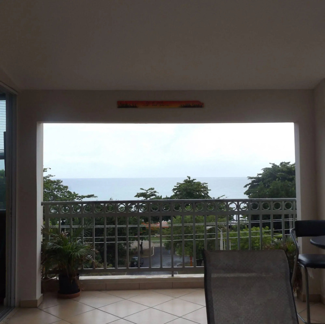 Front Beach Luxury Apartment