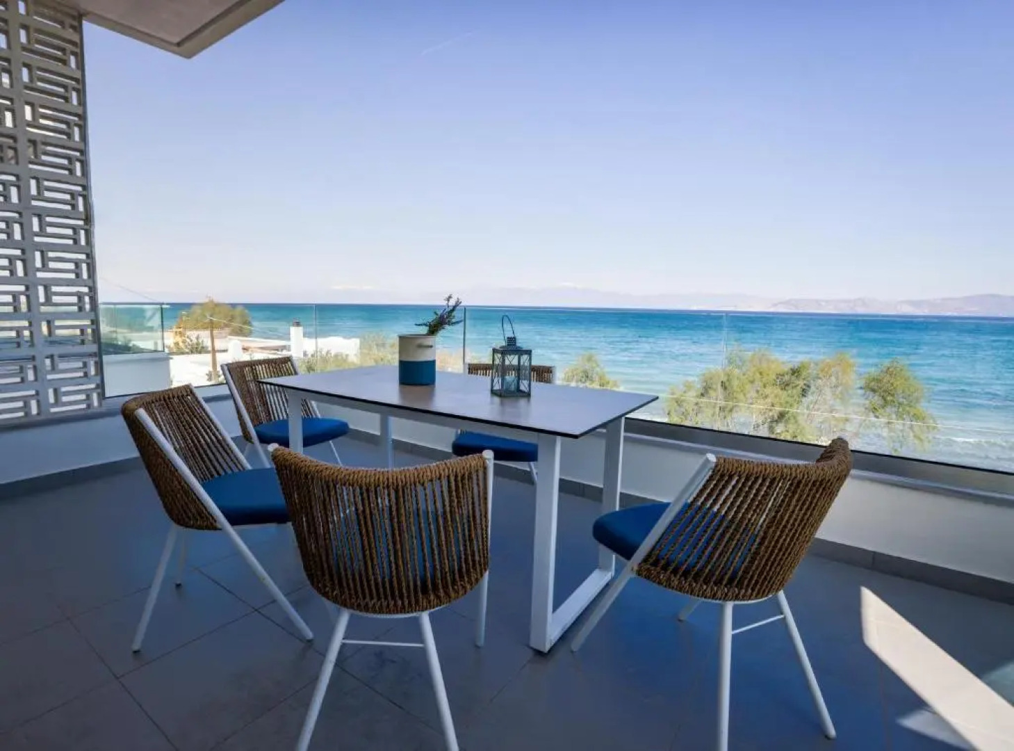 La Mer Bleue Beachfront Boutique Apartments