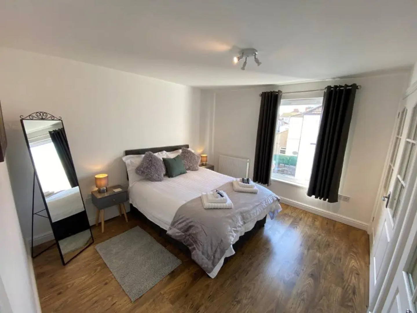Eastcliffe Penthouse, 2 Beds & Bathrooms with Parking