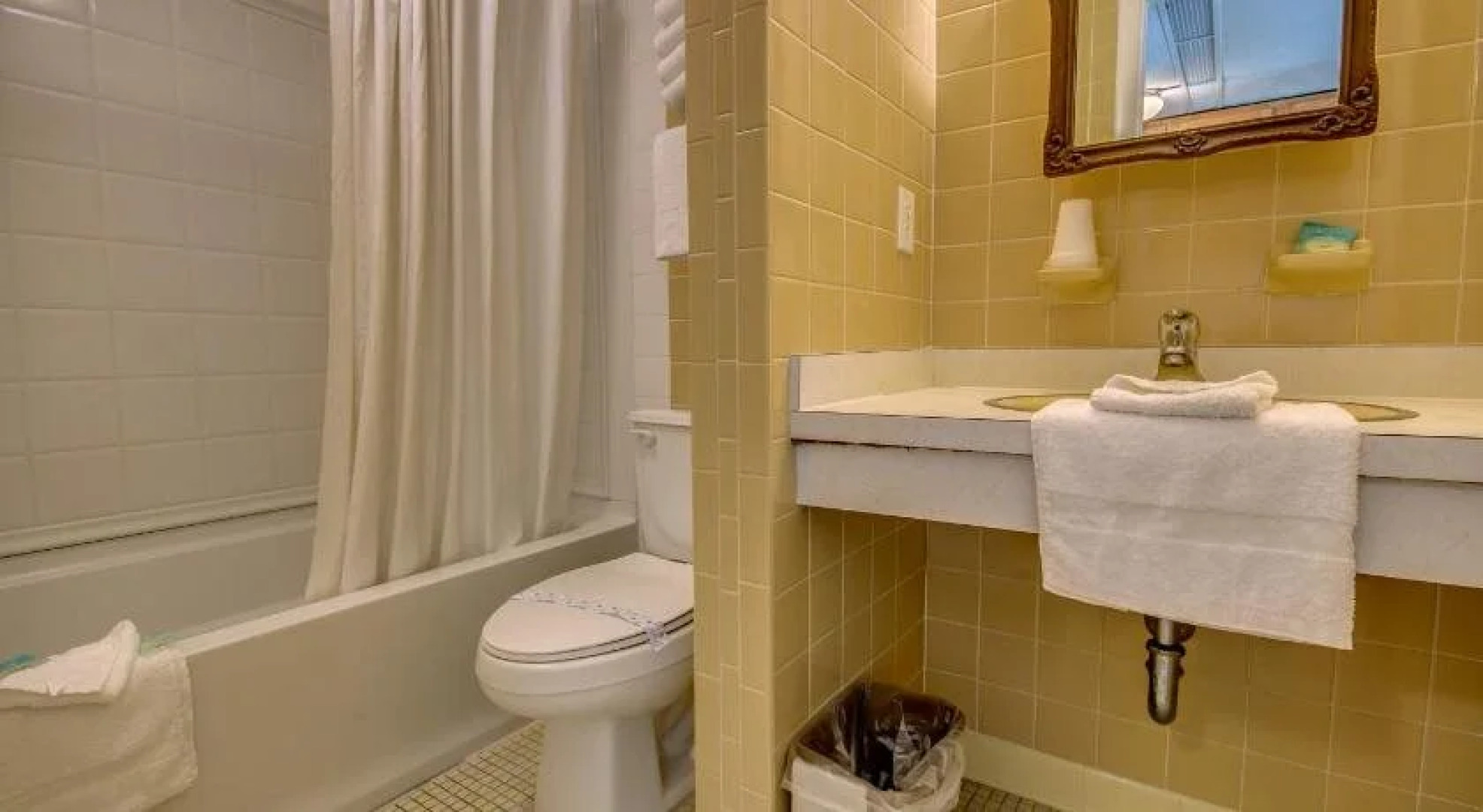 Admiral Resort Motel