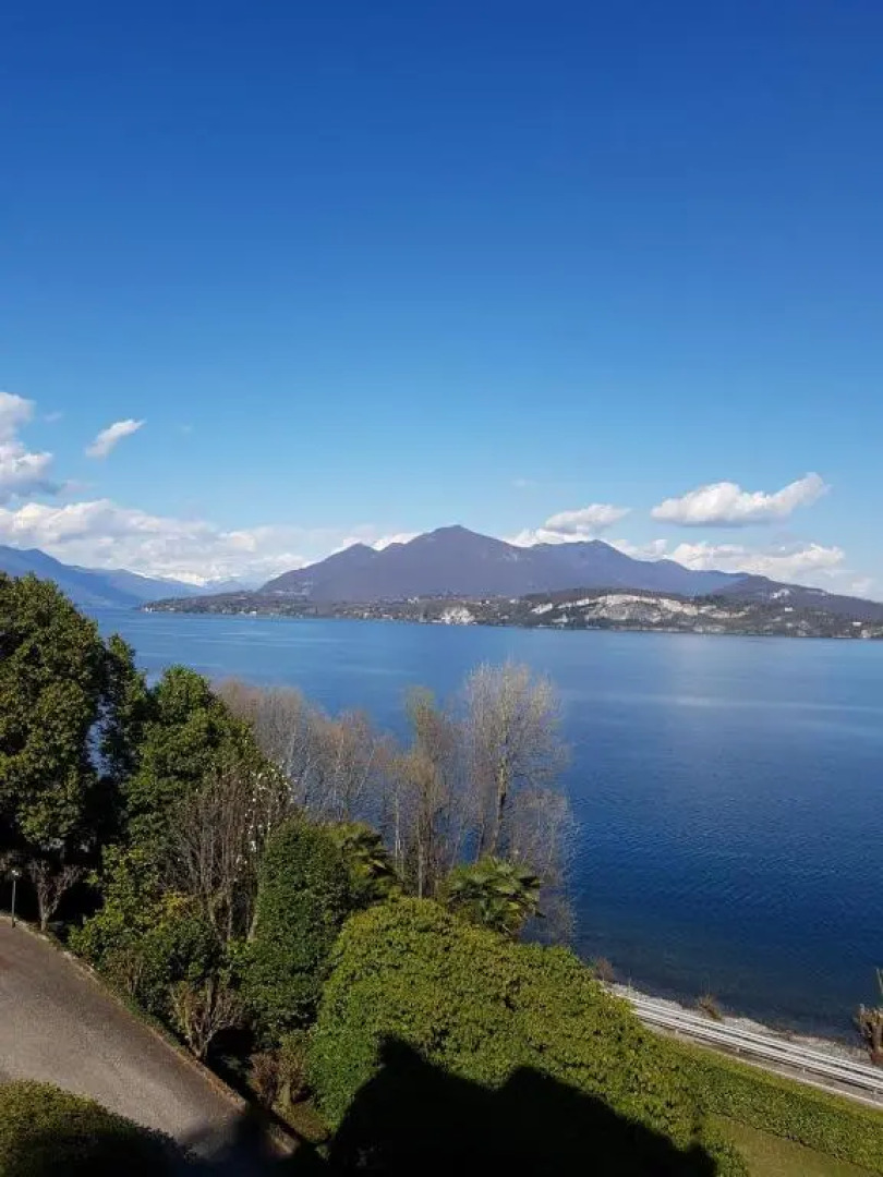 Appartamento GIOIOSA 1 con ampio terrazzo e vista Lago