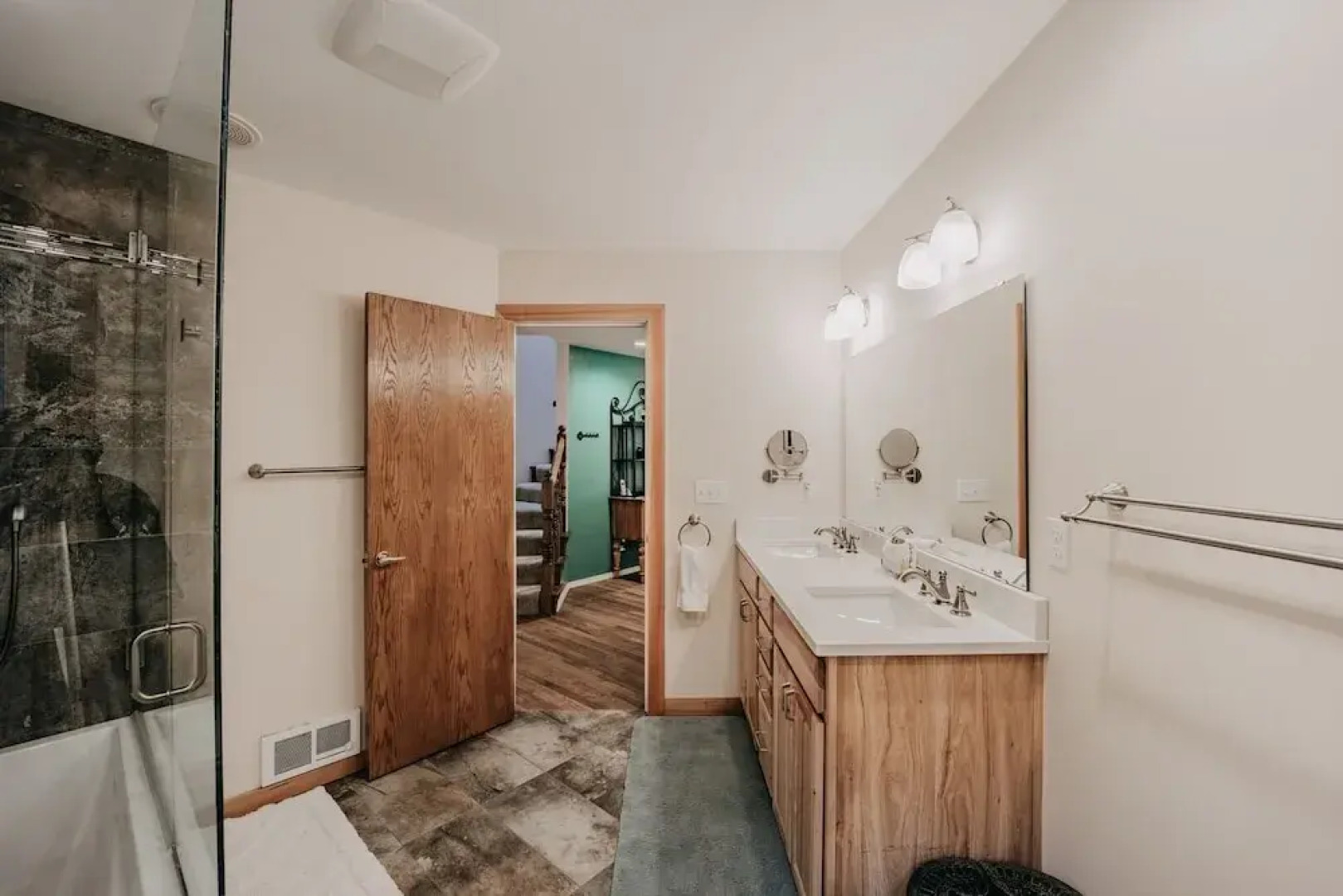 13sl - Hot Tub - Pets Ok - Wifi - Sleeps 8 2 Bedroom Home by RedAwning