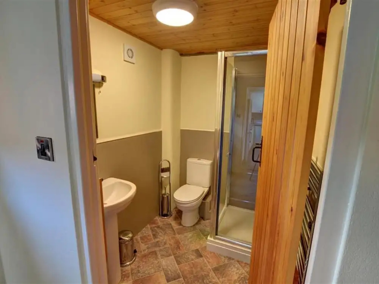 Luxurious Holiday Home in South Wales Near River