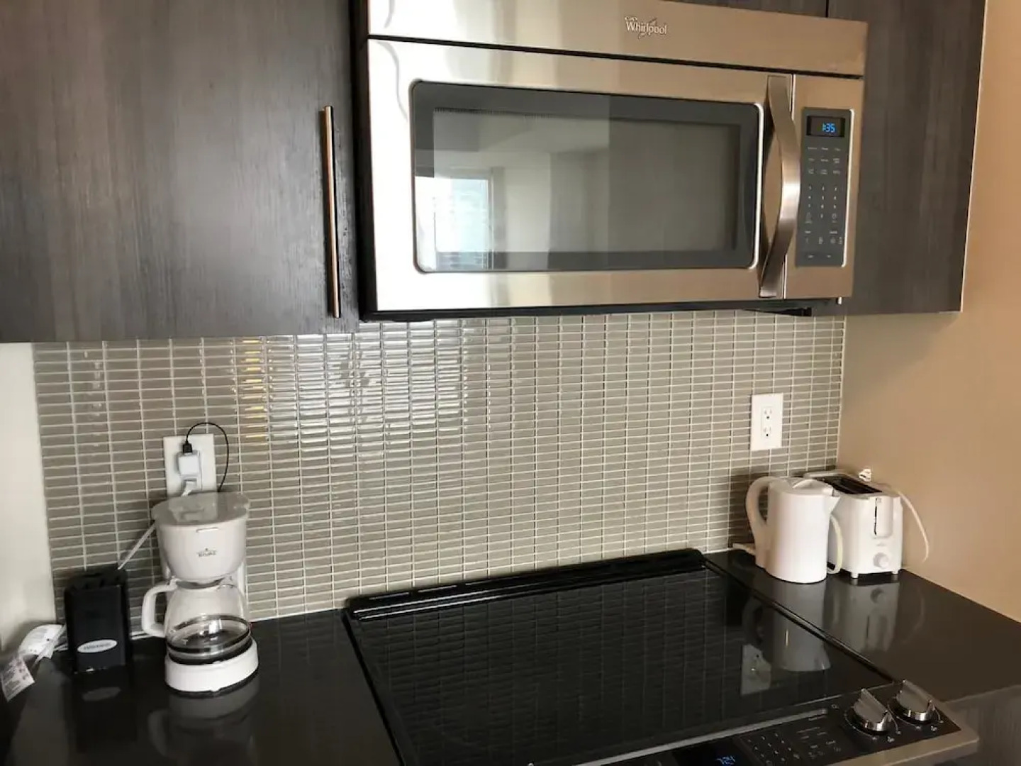 Deluxe Corner Suite - By Elite Suites