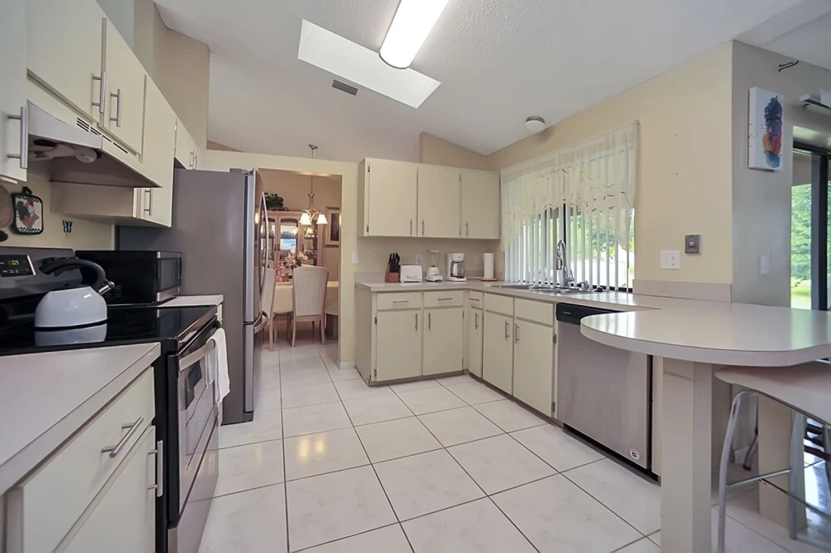 Palm Bay Delight, Large Grass Yard, 20 Minutes To The Beach 3 Bedroom Home