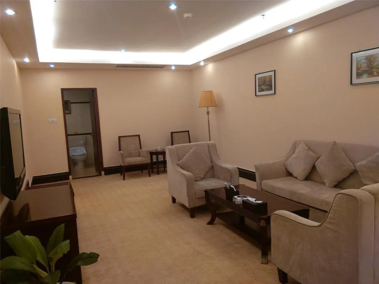 Wuzhishan Huajue Business Hotel