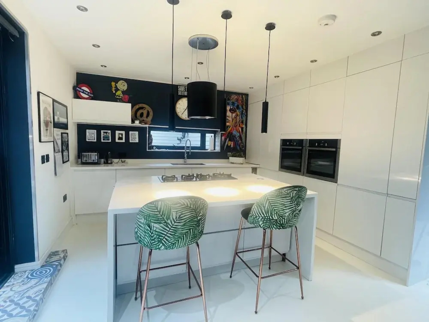 Artsy Retreat - Sleeps 8, Free Parking & Balcony