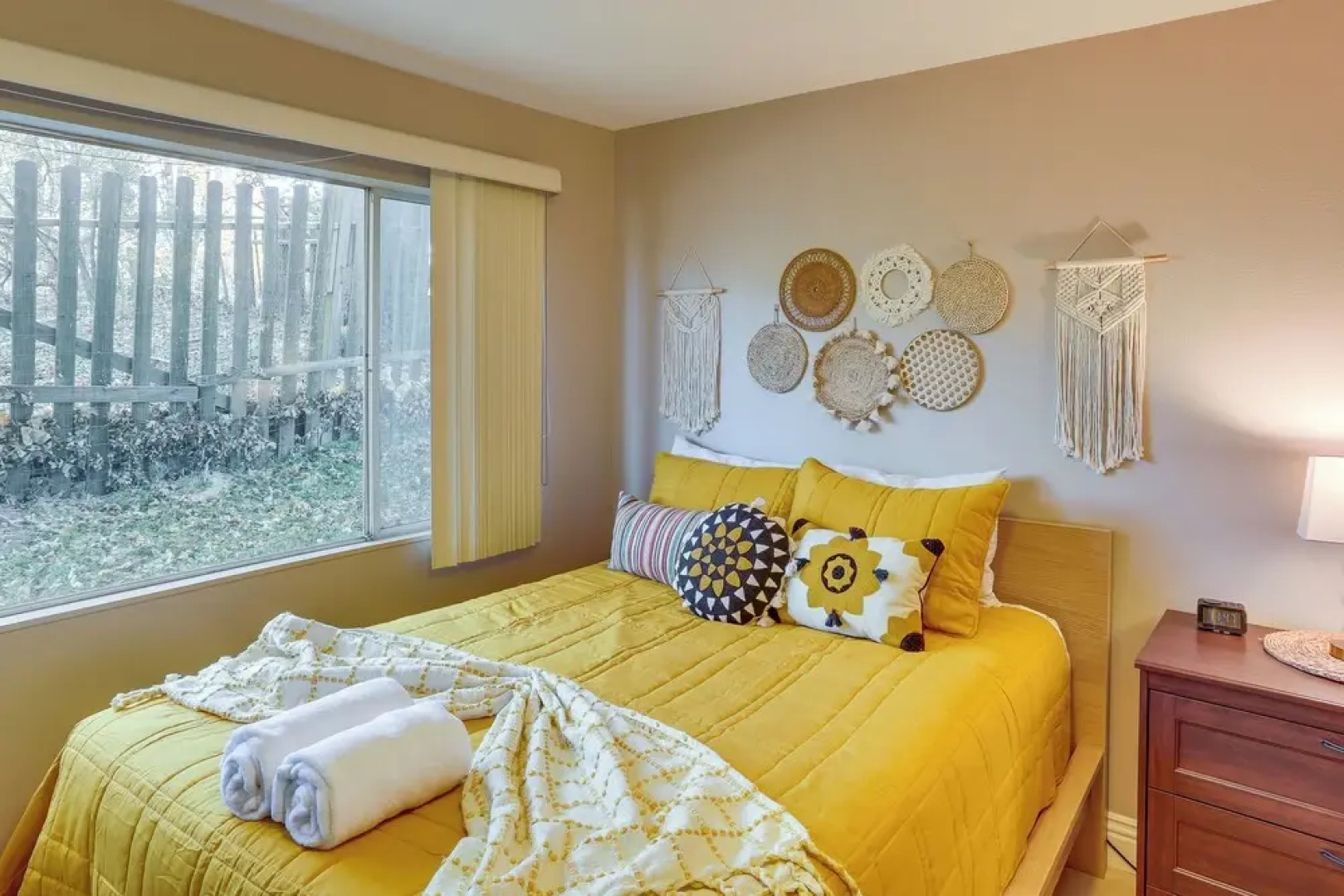 Spacious Crestline Retreat: 1 Mi to Lake Gregory