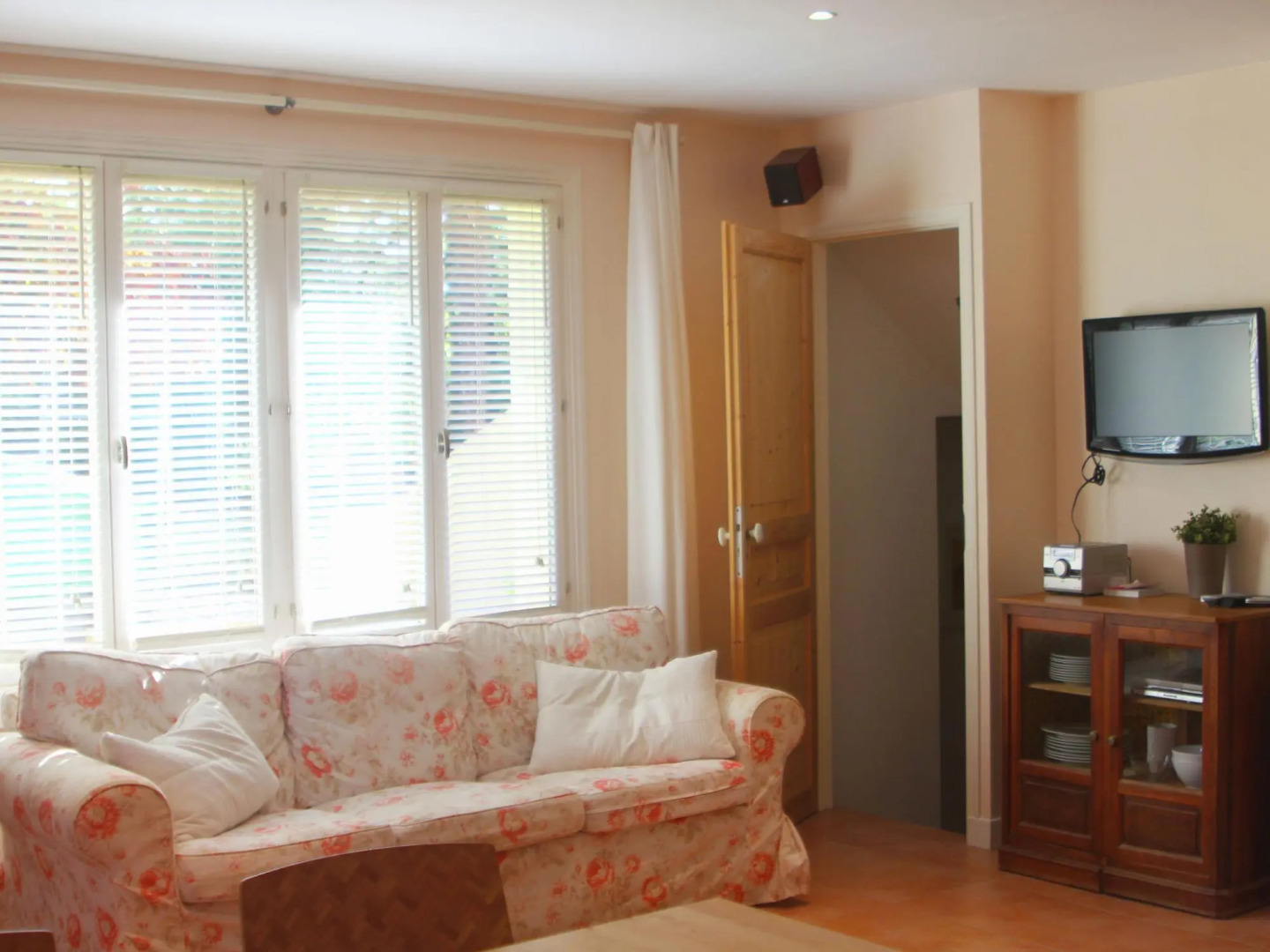 Lovely Country Cottage in Valreas with Swimming Pool