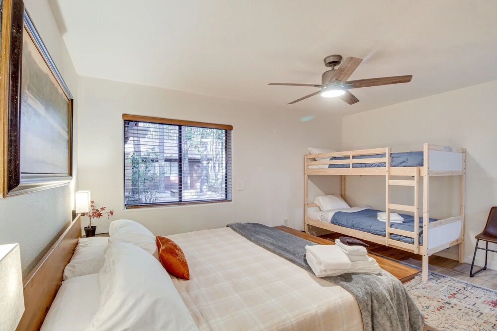 Pinetop Cabin w/ 2 Fireplaces & Hot Tub!