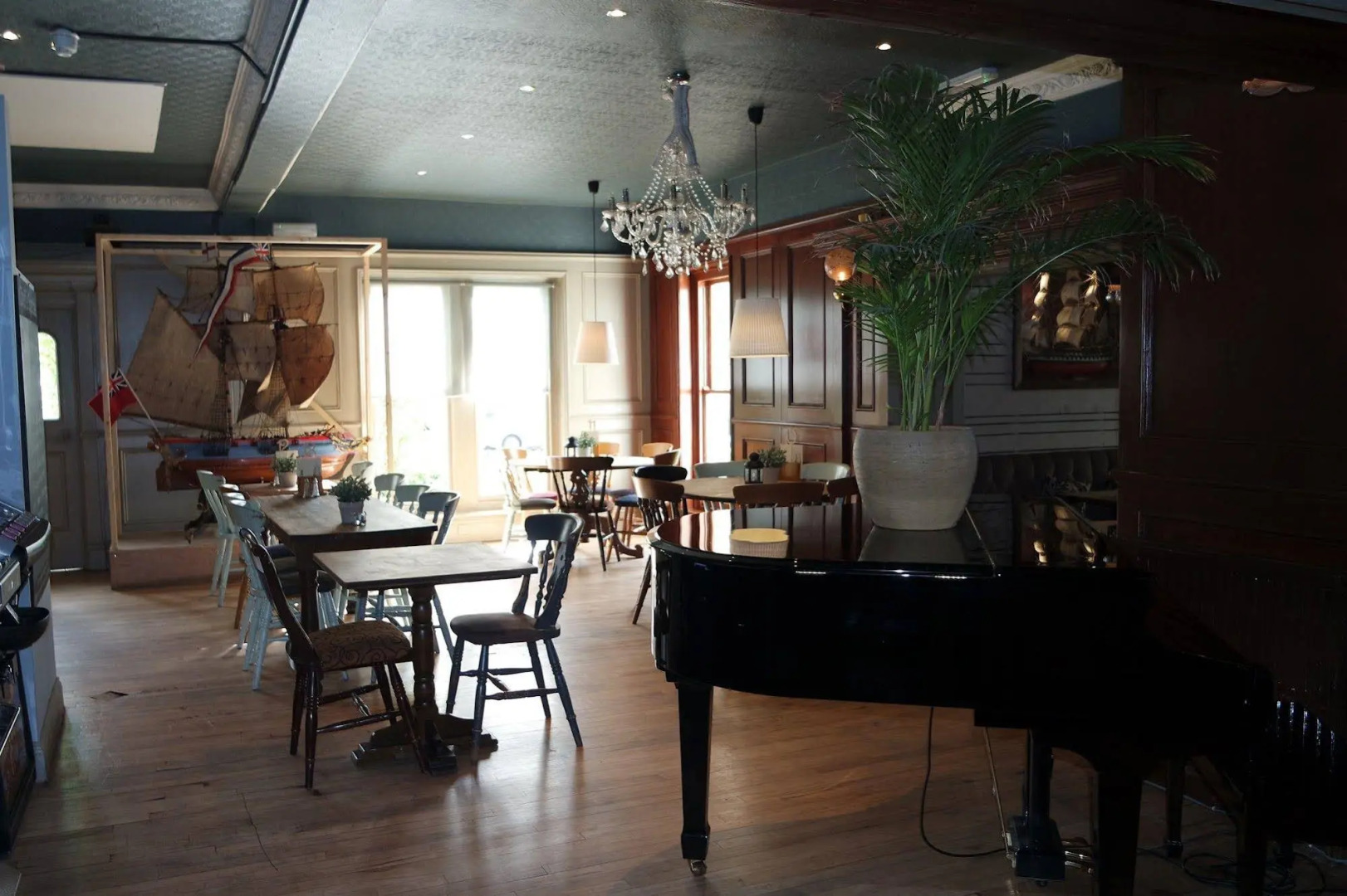 Royal Hotel, Bar & Grill