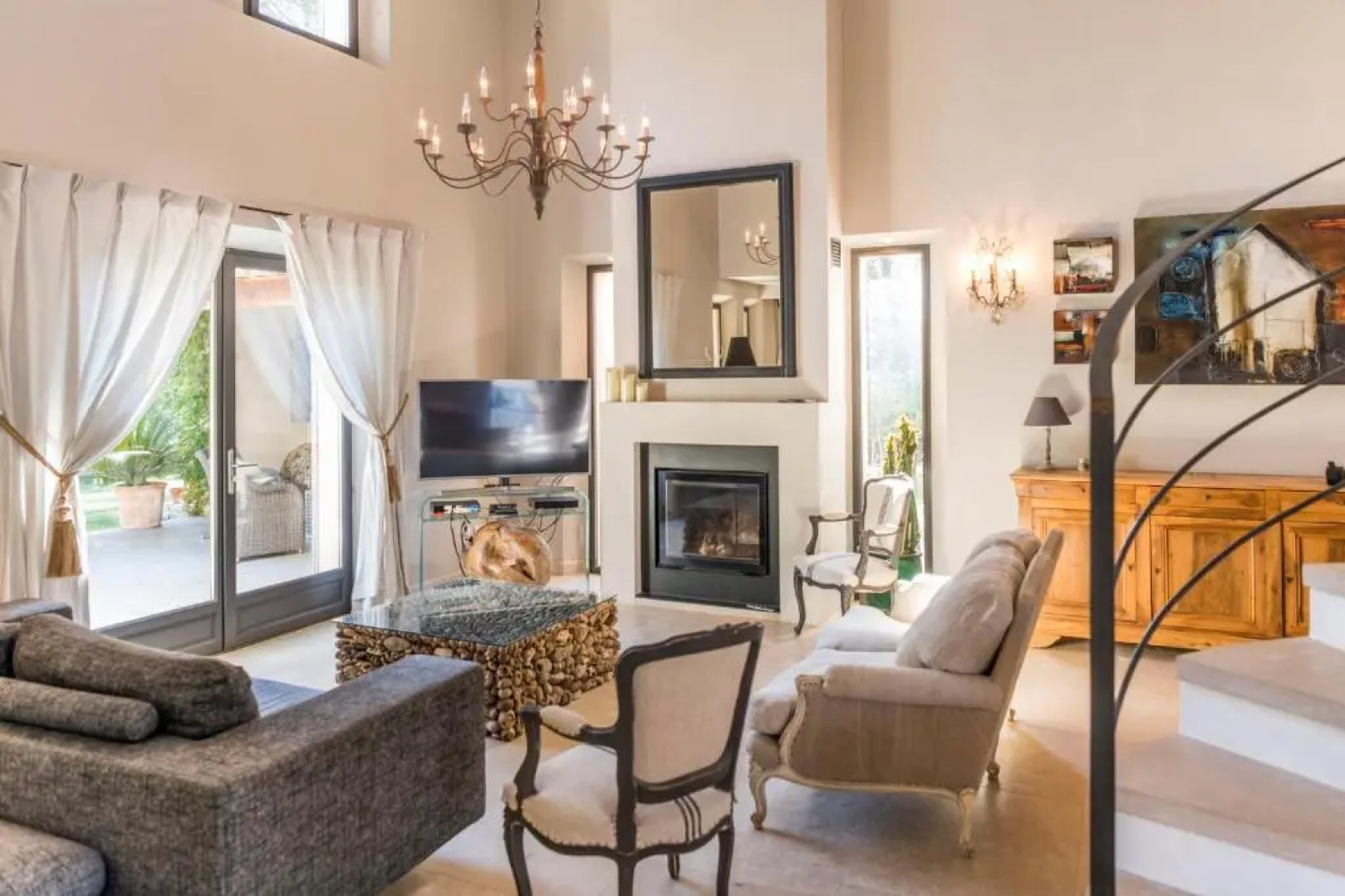 Bâtisse provençale avec piscine privée au coeur du Luberon et du village de Lourmarin, 10 personnes LS2-385 NOUVIAGE