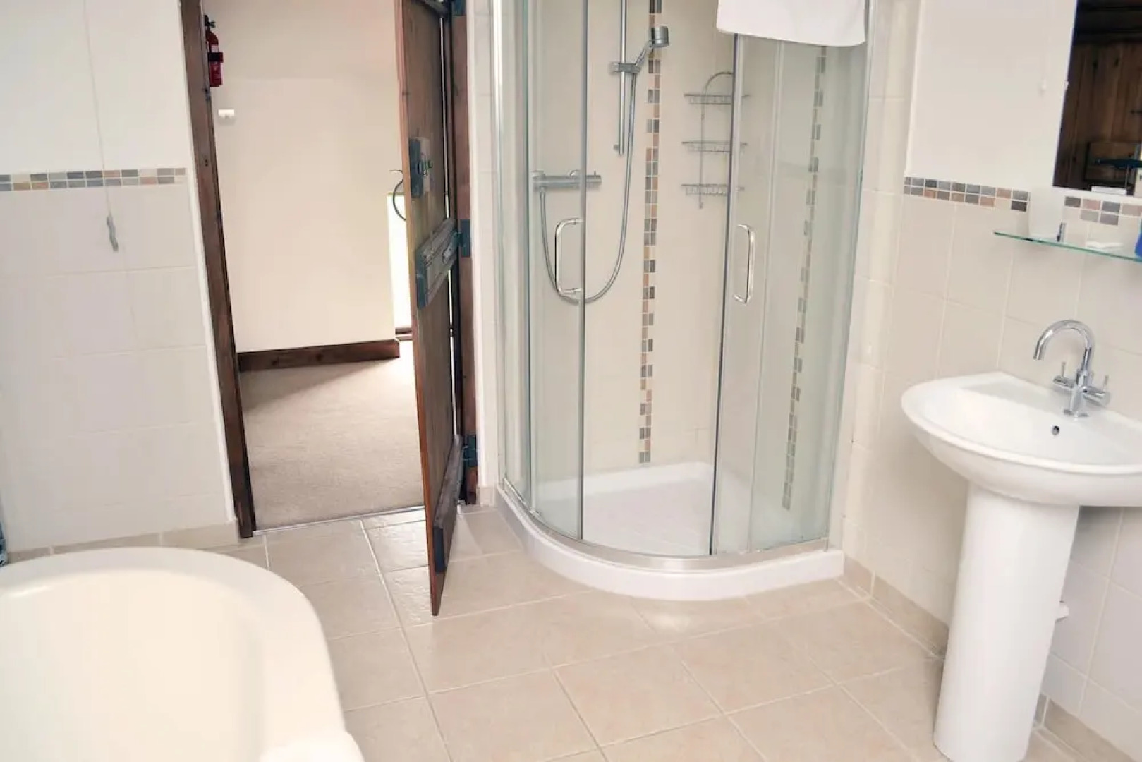 Beautifully converted 400-year-old threshing barn. Pet-friendly.