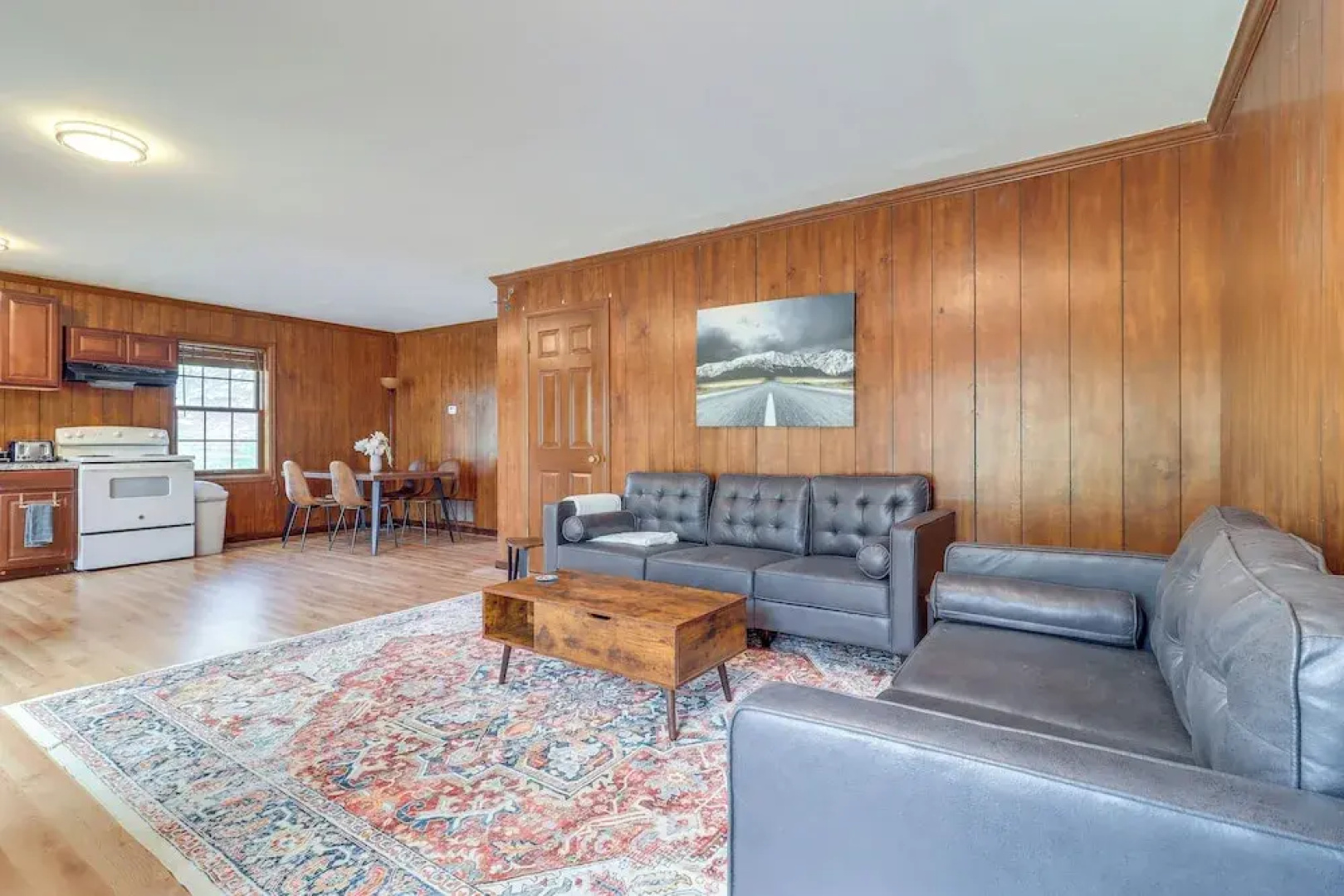 7 Mi to Downtown Toledo: Cozy Apartment