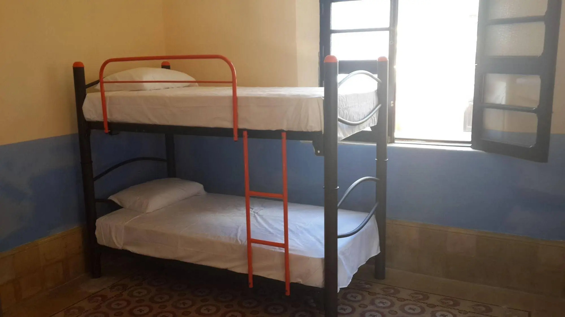 Hostal La Ermita - Hostel