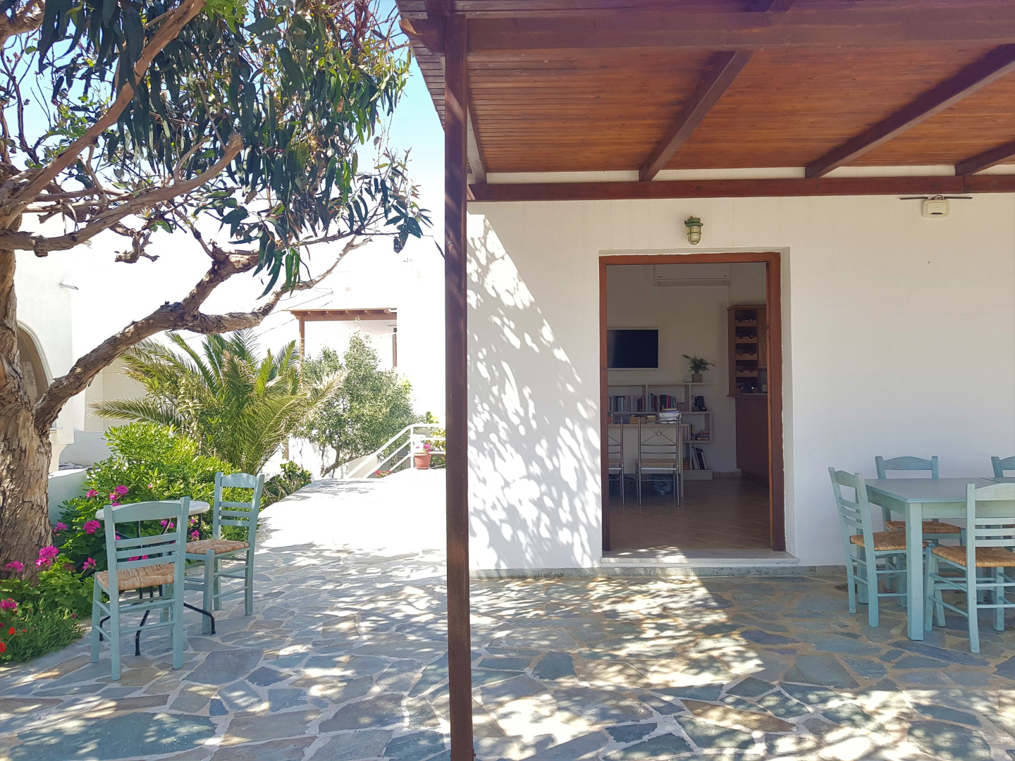 Petros Studios & Suites