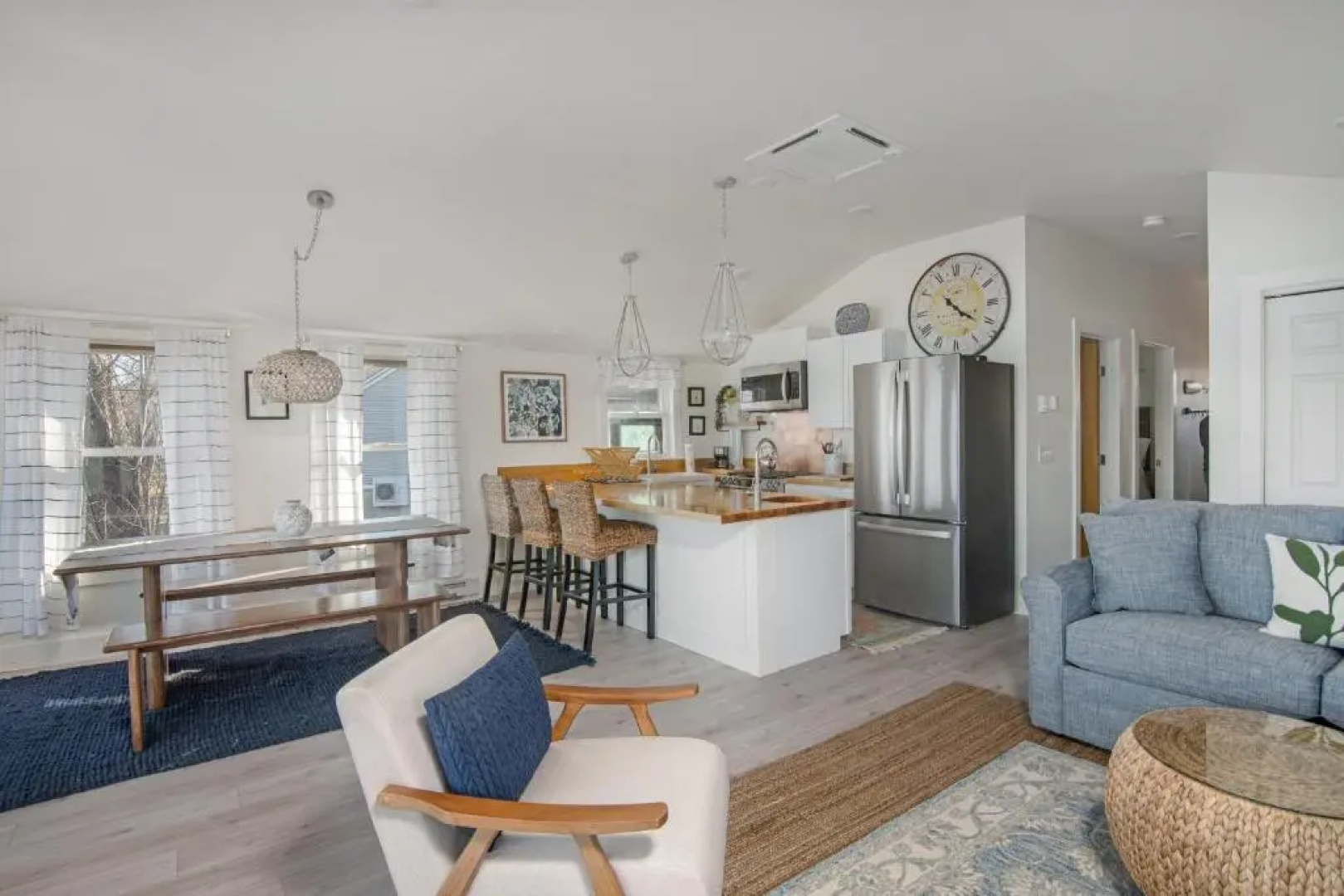 Cozy Lakeshore Cottage