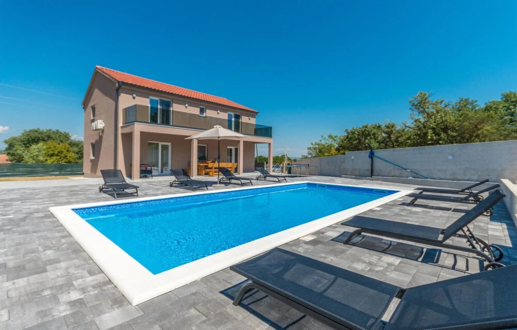 Stunning Home in Donje Rastane With Wifi, 4 Bedrooms and Outdoor Swimming Pool