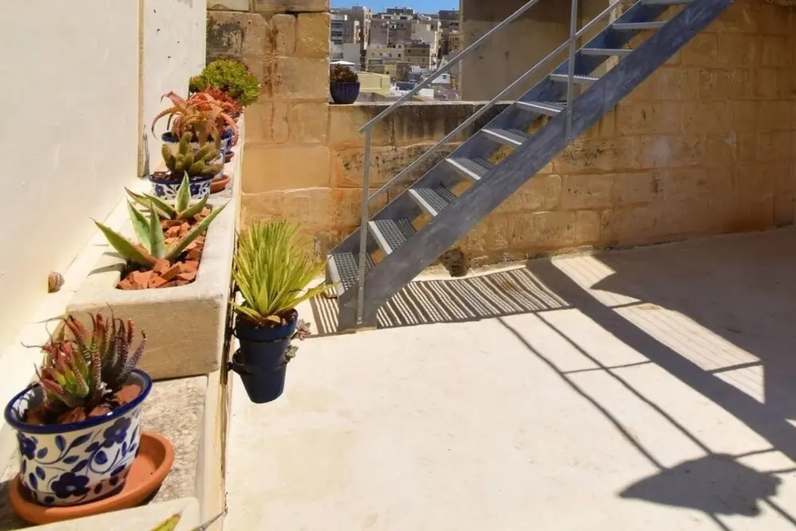 Stylish Maltese Retreat- Stunning Water Views & AC