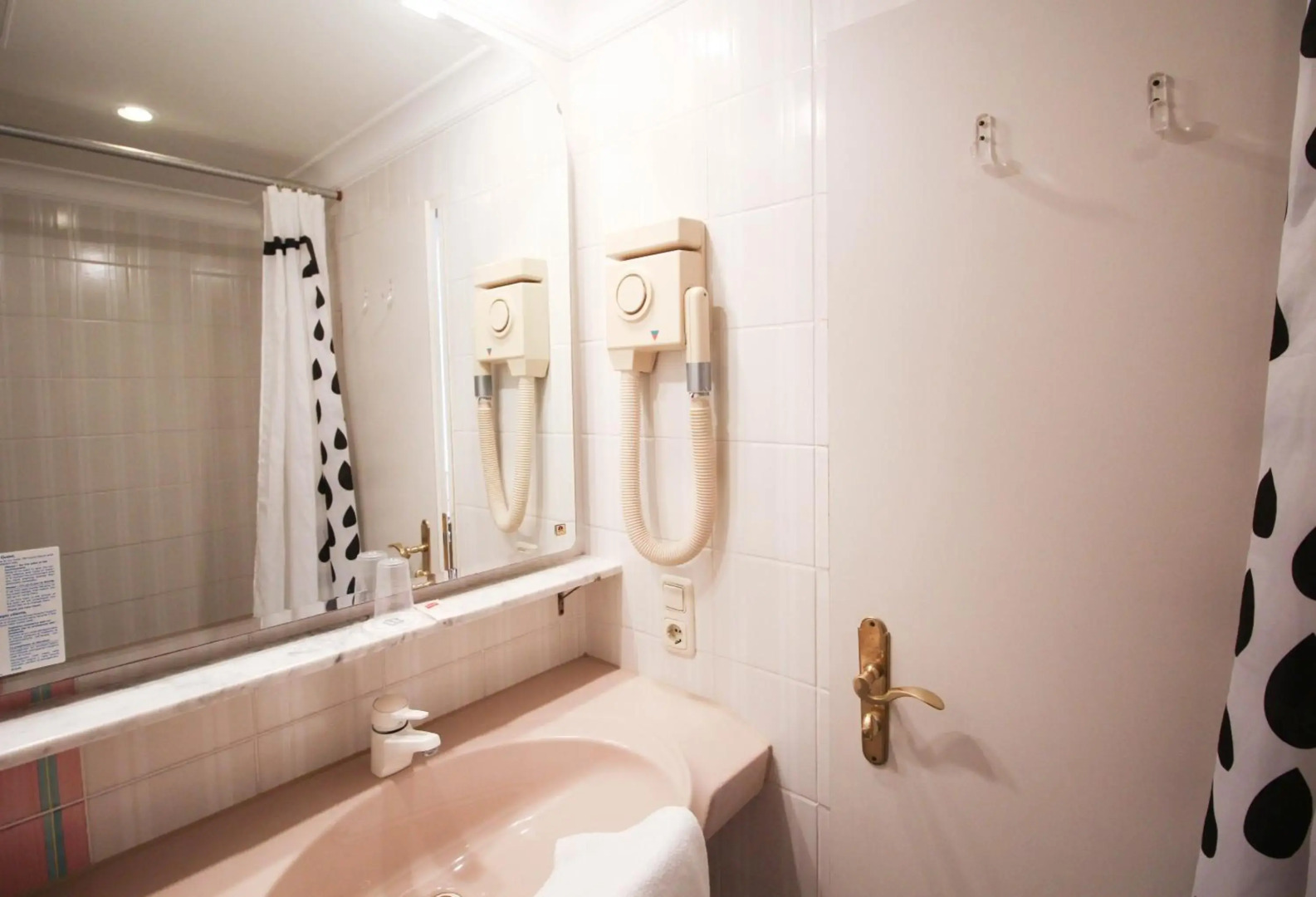 The 4 You Hostel & Hotel