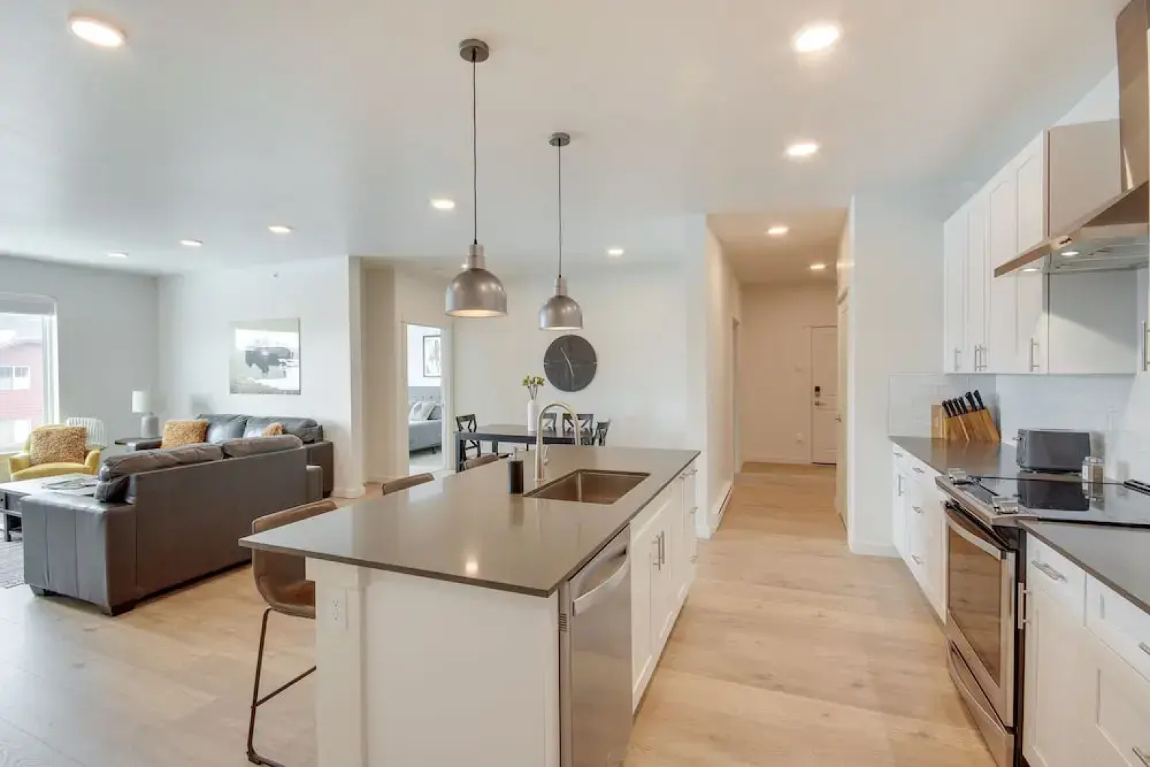 Livingston Condo w/ Balcony - 2 Mi to Downtown!