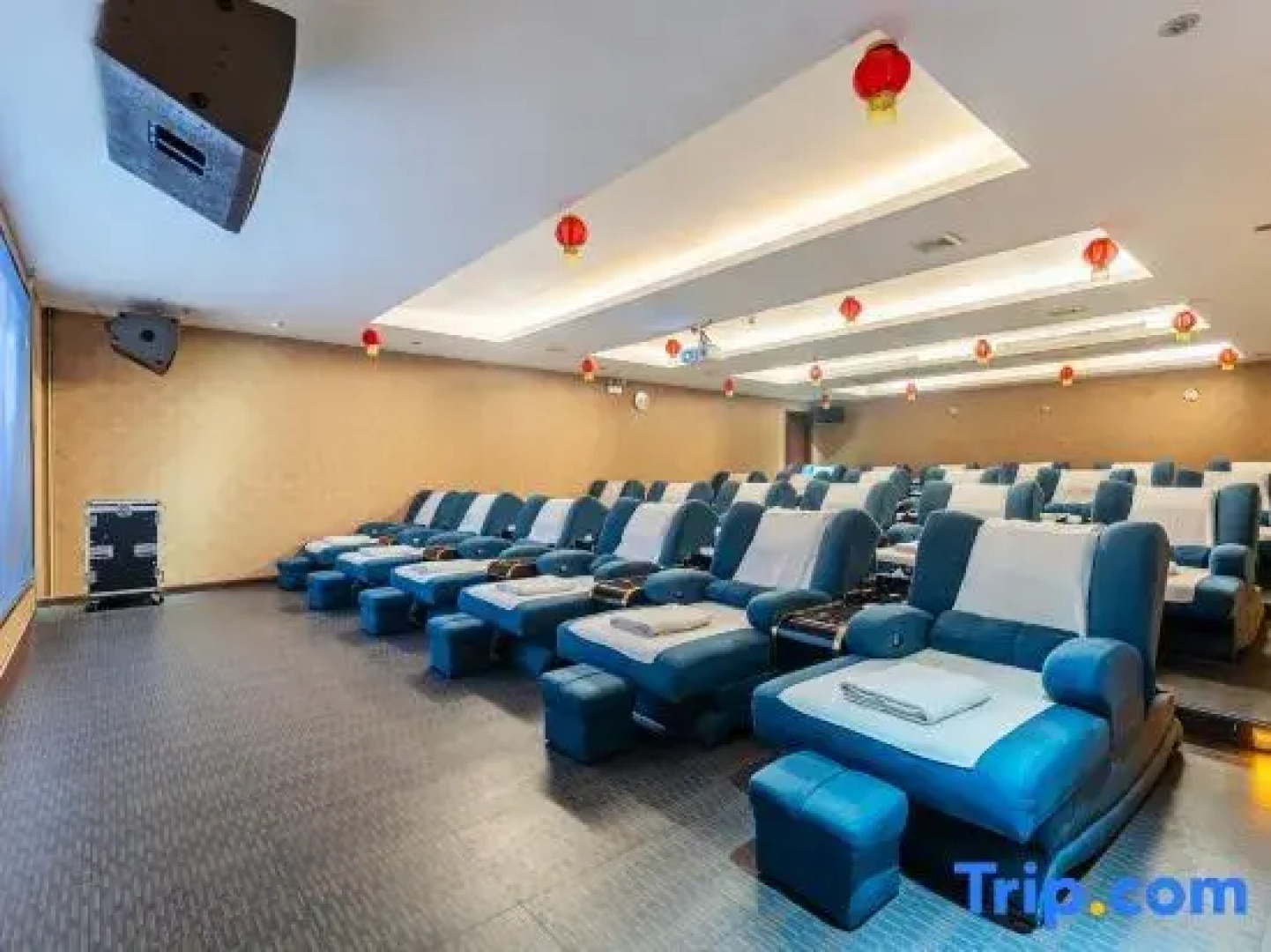 Ruixiang Hotel (Wuchuan New World Plaza Branch)