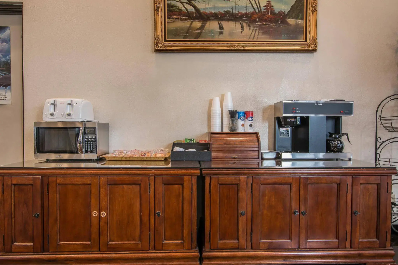 Palm Inn Hotel near Tyler Mall Riverside