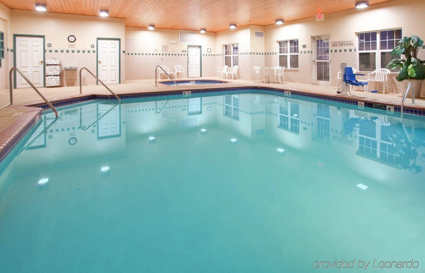 Country Inn & Suites by Radisson, Kansas City at Village West, KS