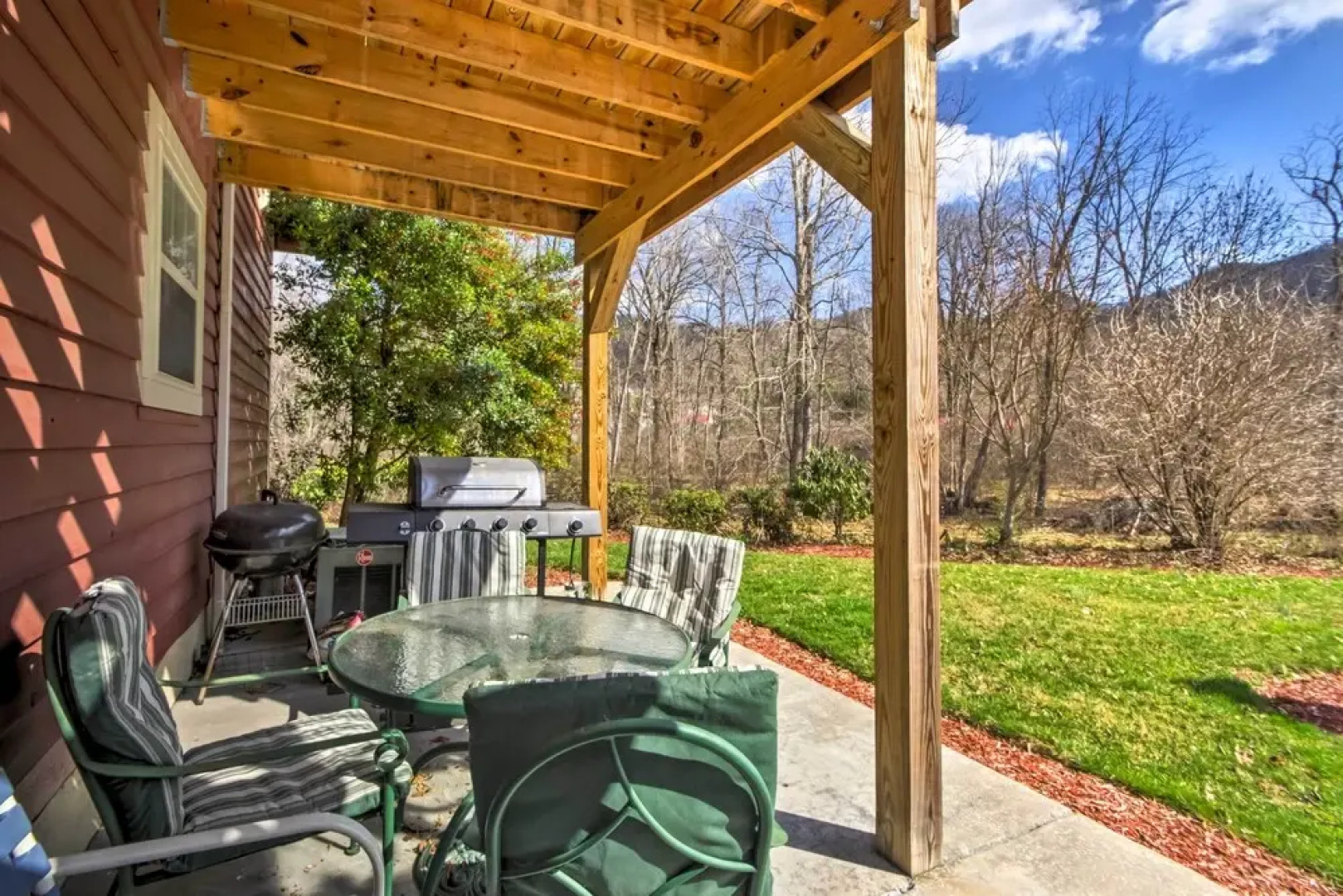 Damascus Apt w/ Views, Walk to Shops + Parks!