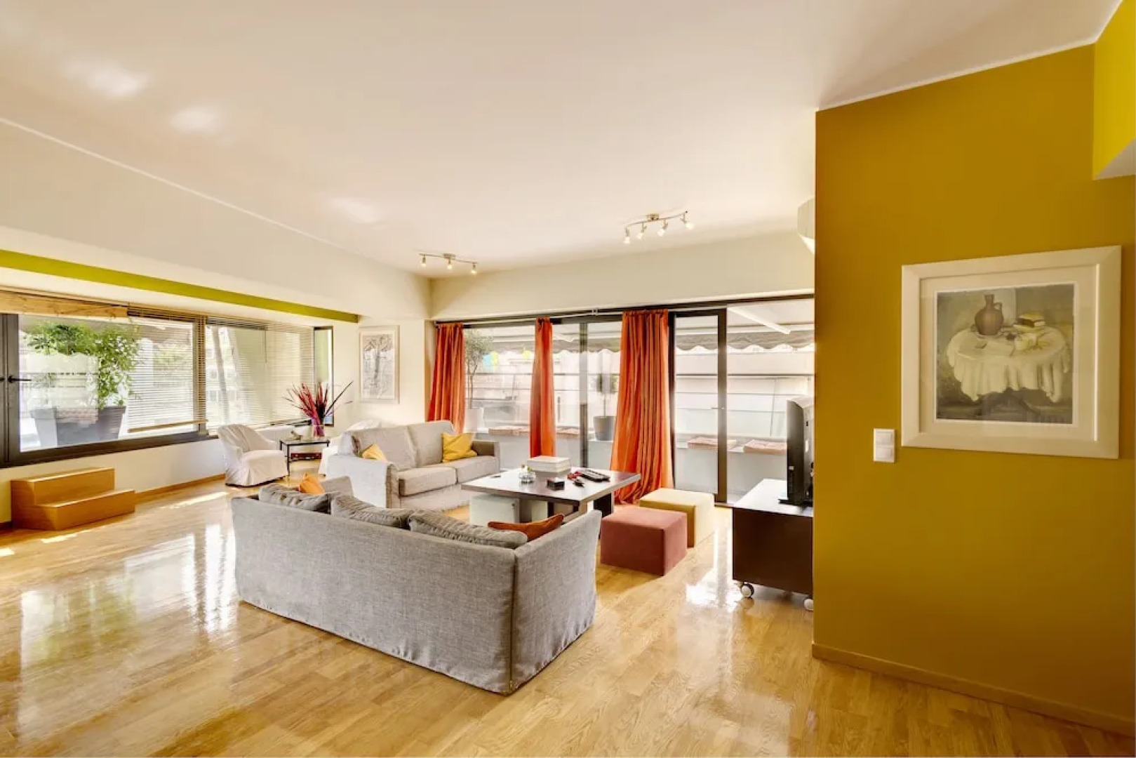 Minimal apt next to Acropolis