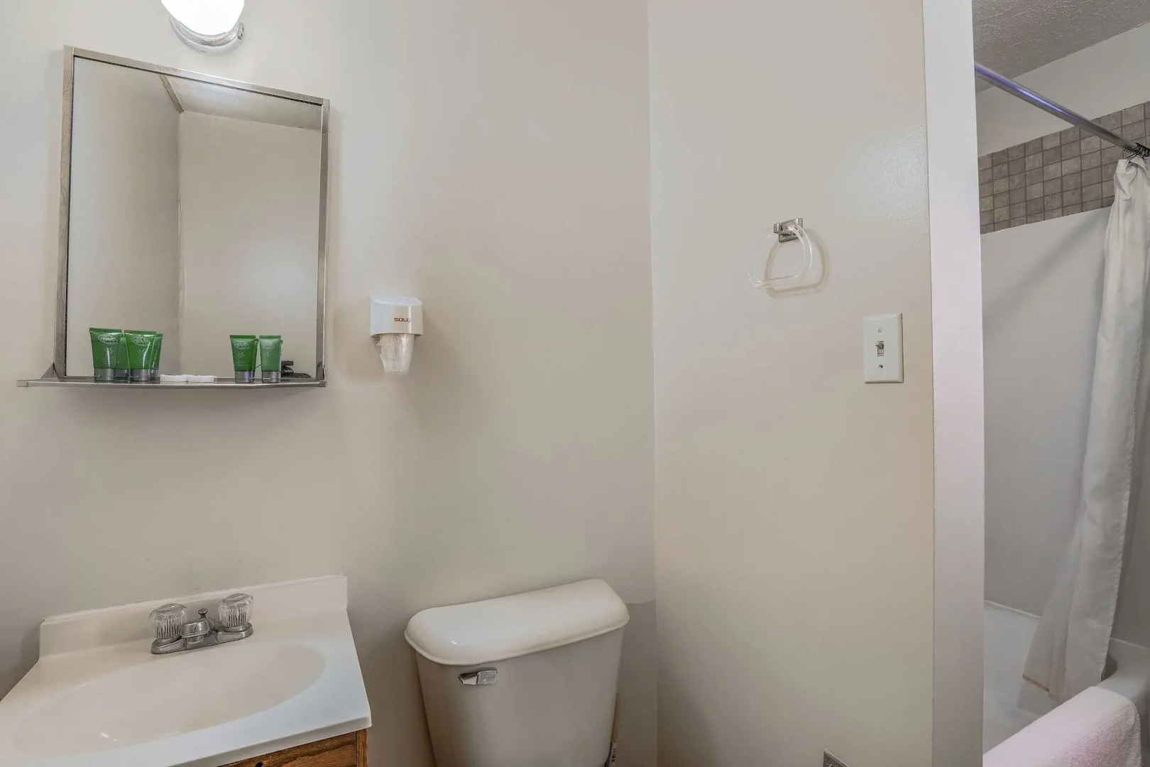 Love Hotels Silver Street by OYO at Hurley WI