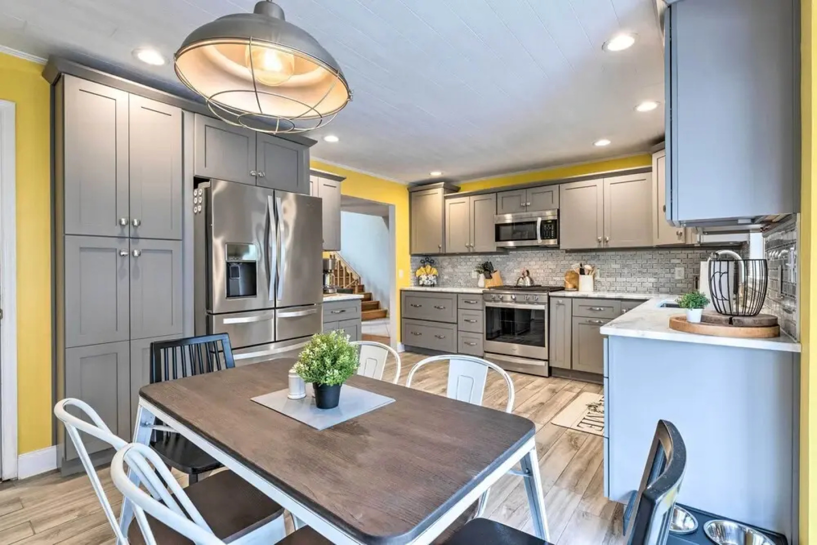 Modern Home: Deck, Bbq, Games, Fire Pit, & More!