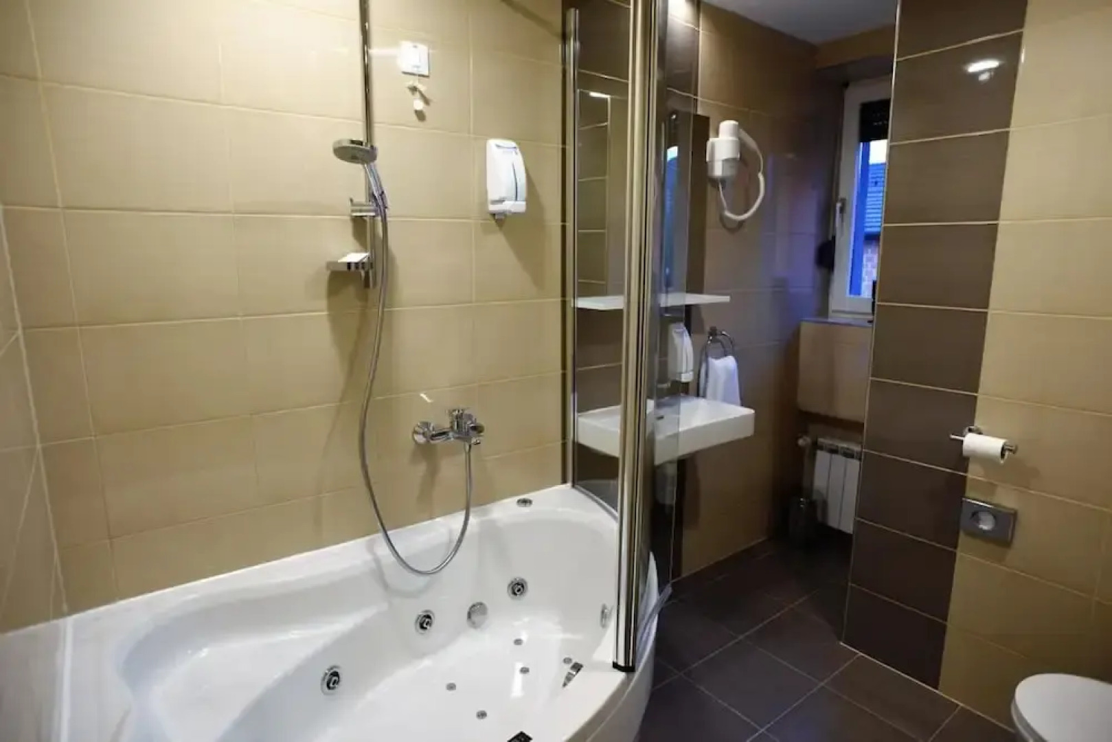 Santiny Hotel & Restaurant