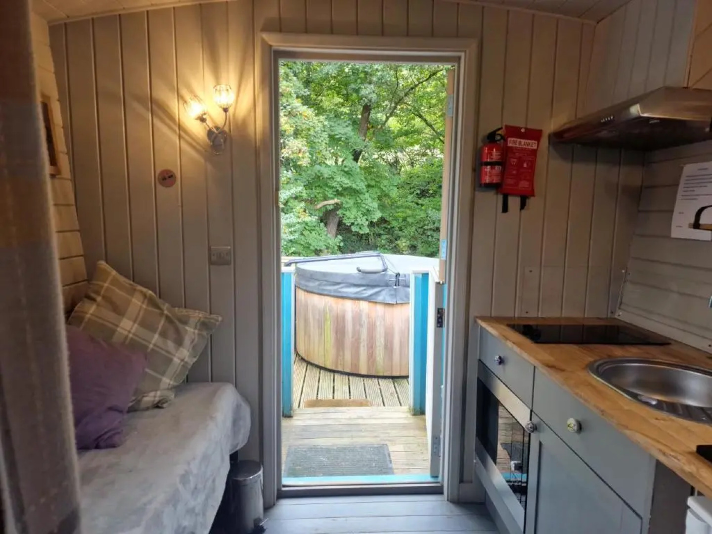 Cabin - Sleeps 2 hot tub & Parking