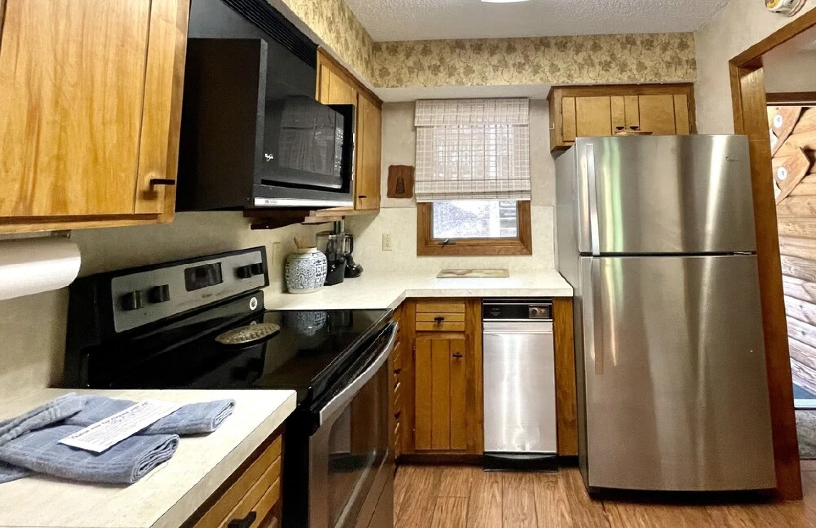 Forest view, log-sided two bedroom, two bath condo on Lake Ouachita. 2 Condo by RedAwning