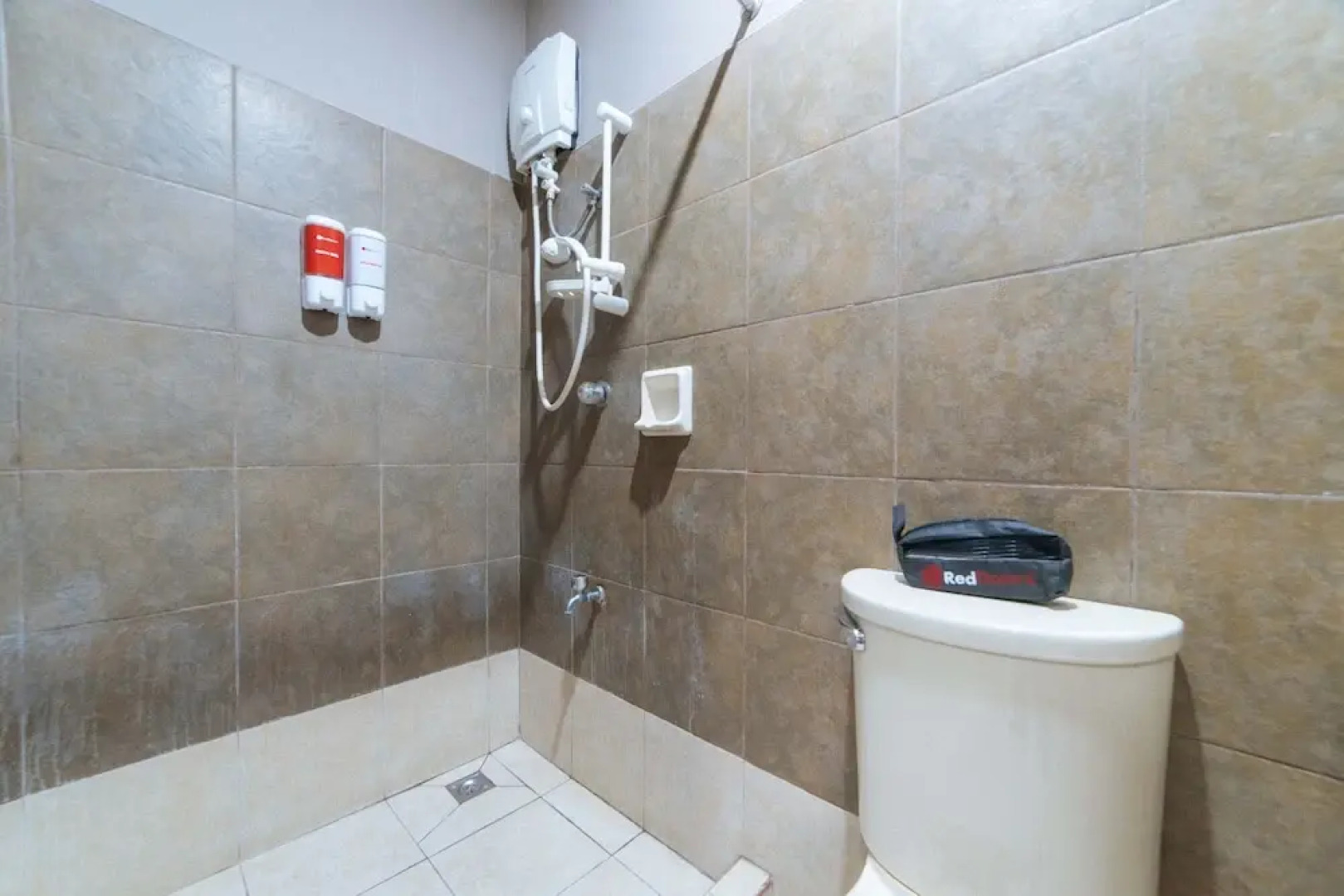 RedDoorz @ N Roldan Street