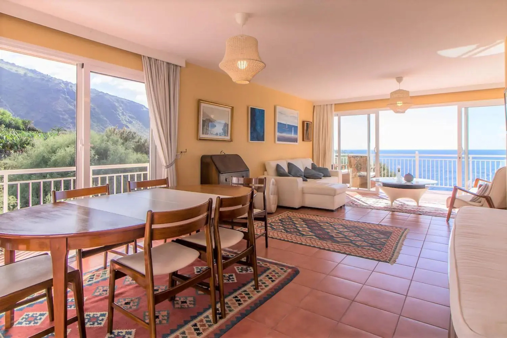 Villa in protected space in front of the sea