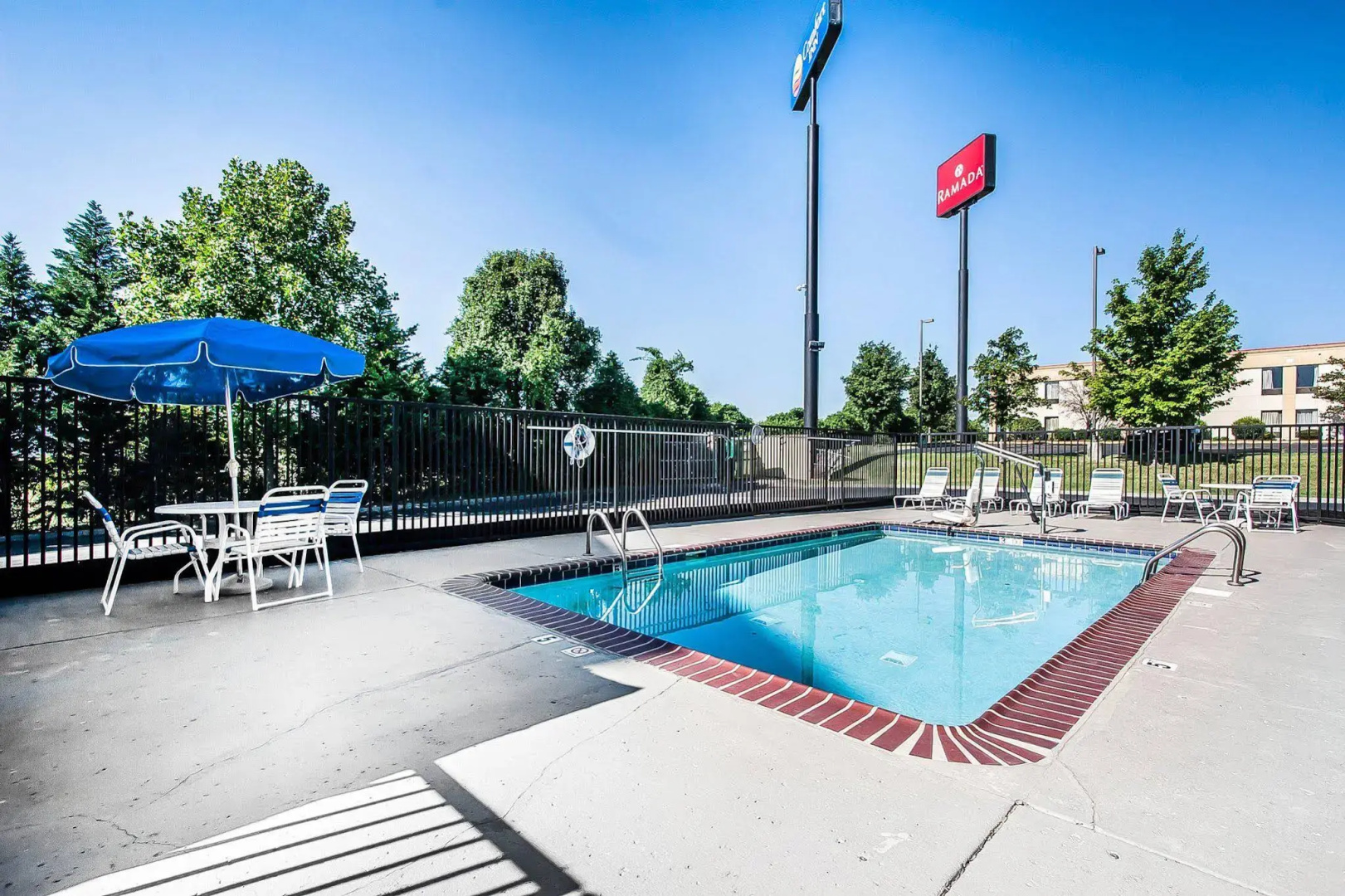 Econo Lodge Inn & Suites Southeast