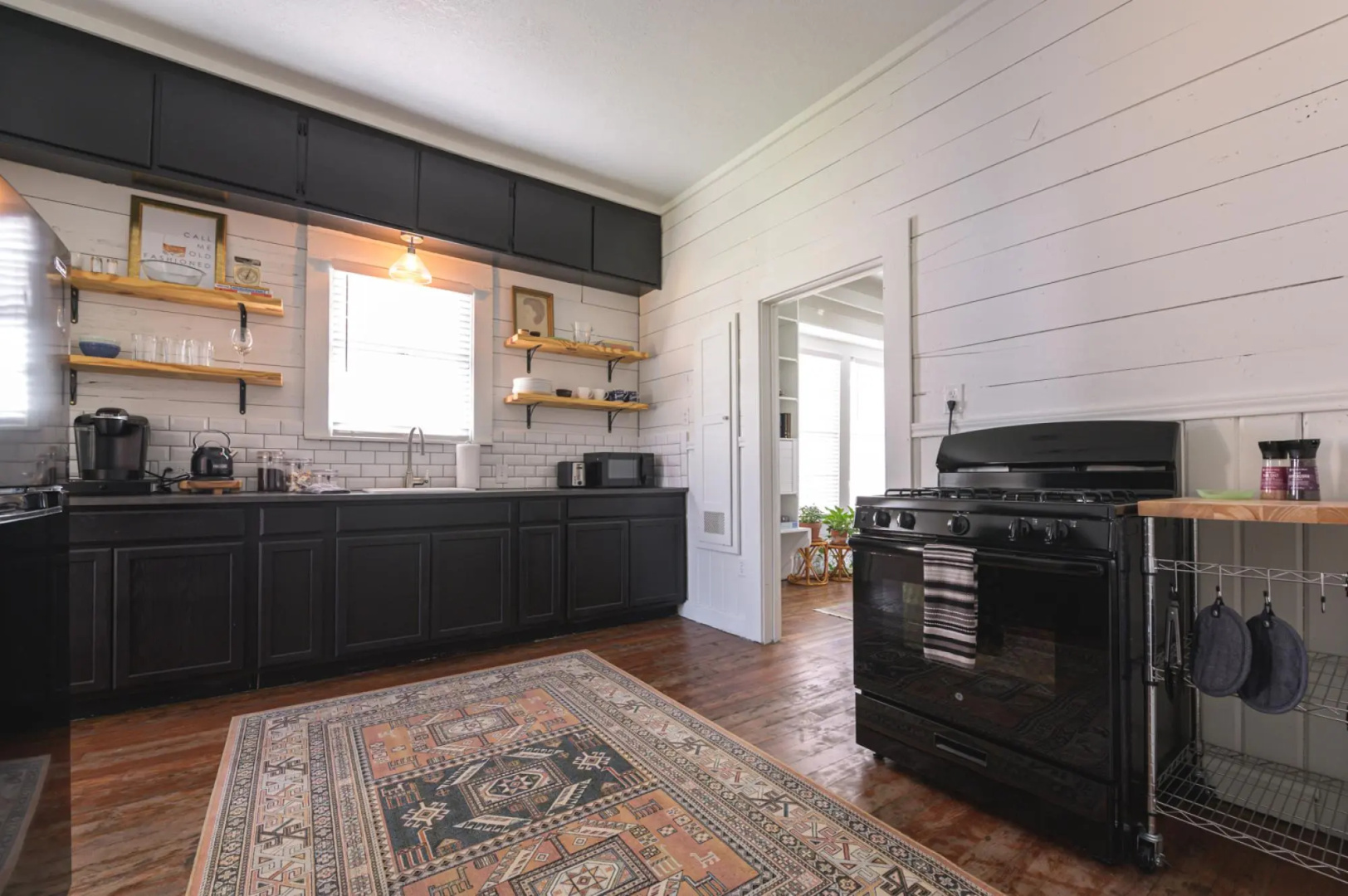 Restored 1930s Uptown Bungalow 2 min to Magnolia Silos