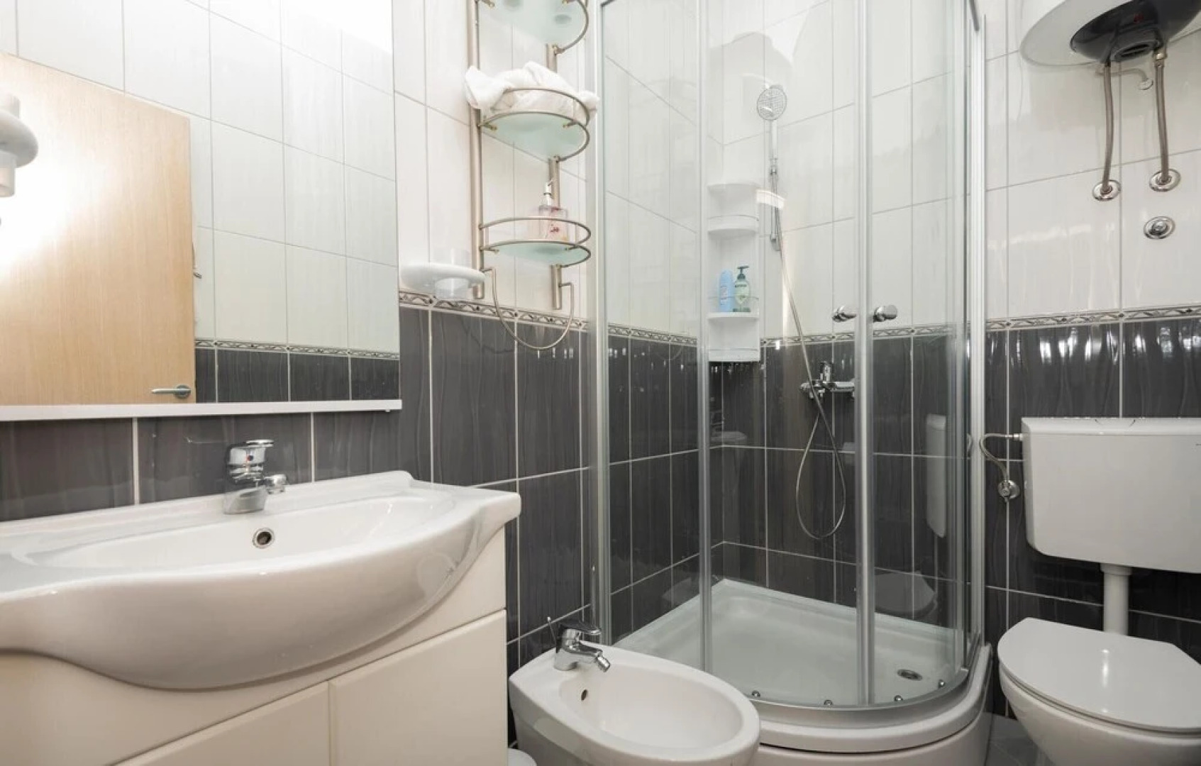 Stunning Home in Bast With 4 Bedrooms, Jacuzzi and Wifi