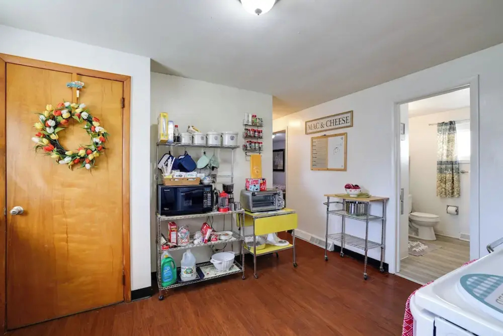 Large Private Yard: Home 14 Mi to Niagara Falls!