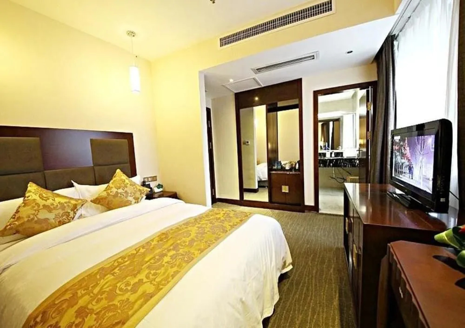 Vienna Hotel (Guiyang Fountain Subway Station Yangmingci Subway Station)