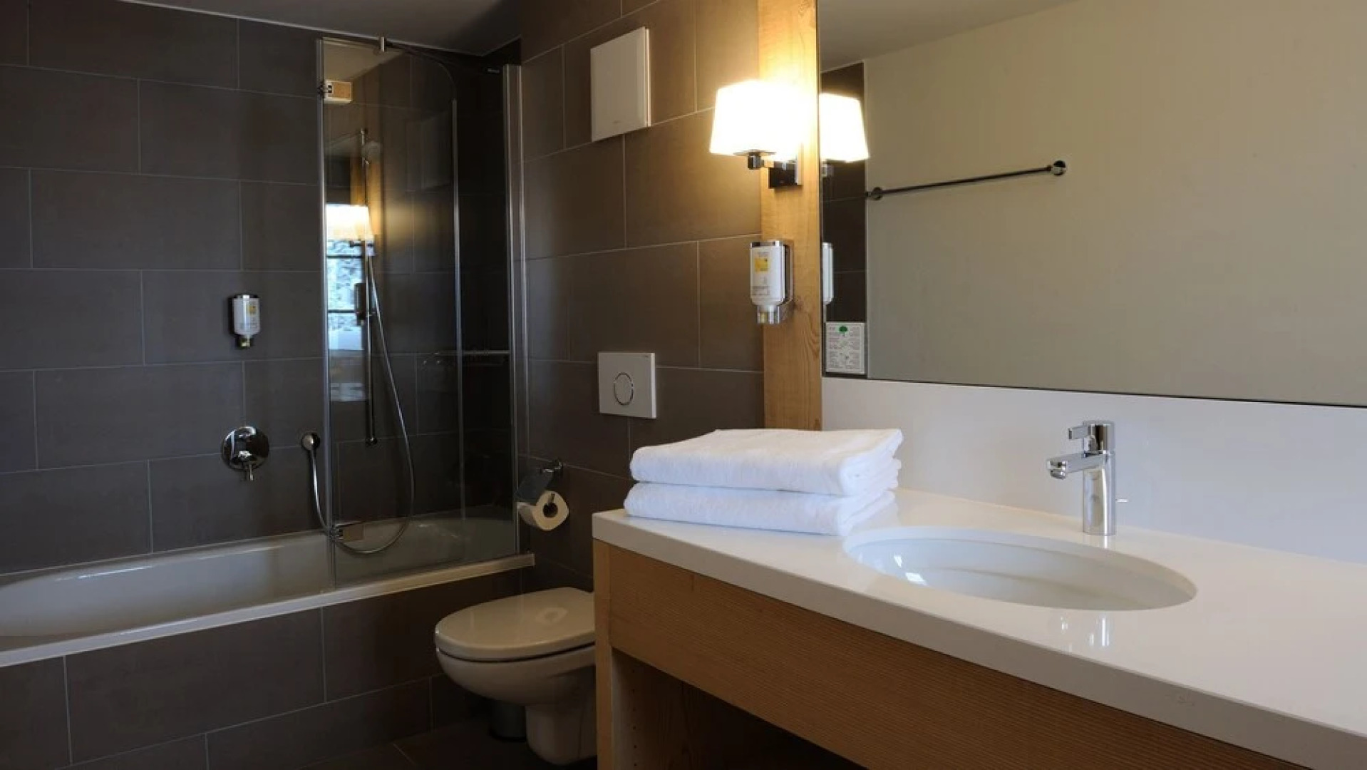 Hotel des Alpes by Bruno Kernen