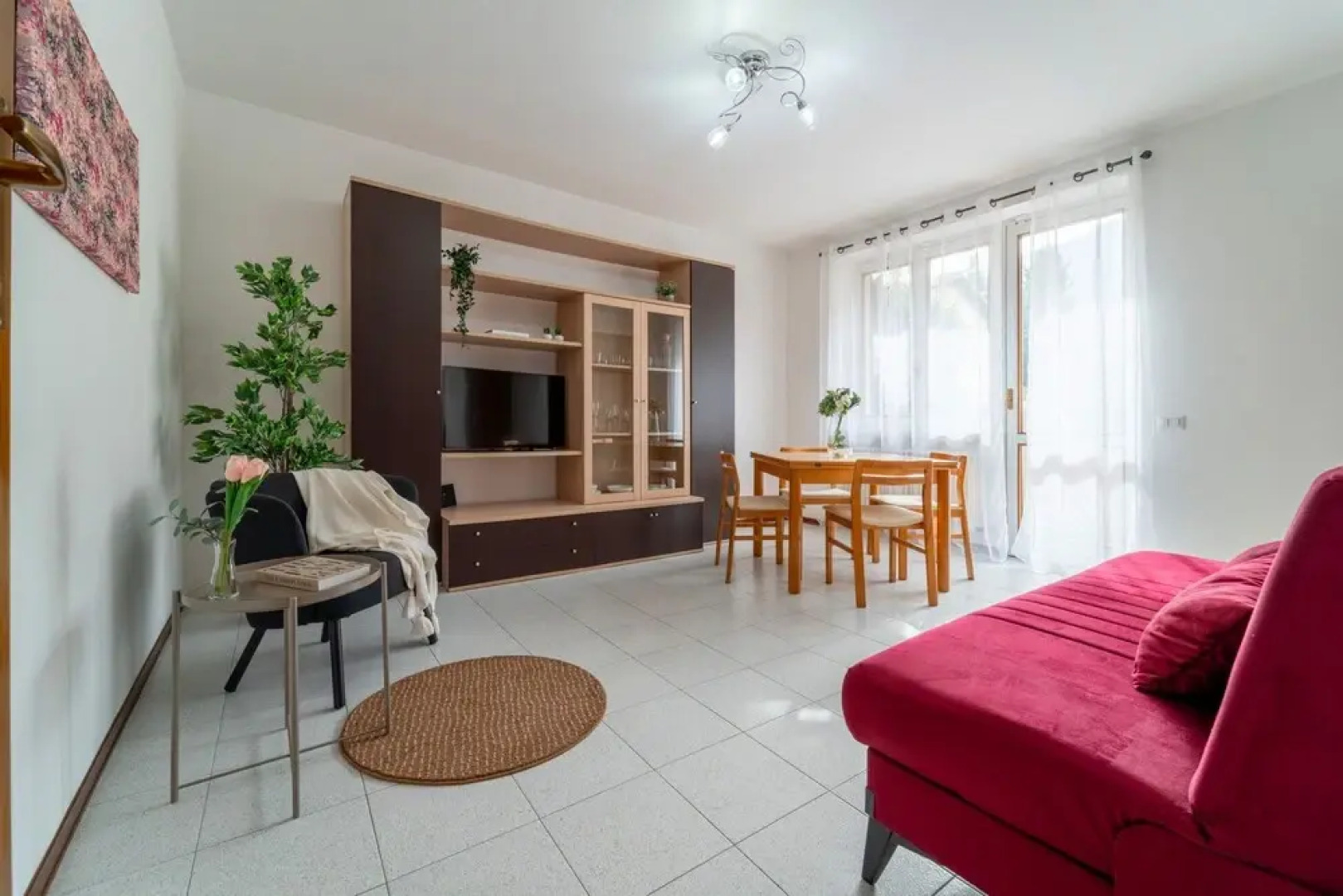 Scarlet Apartment With Garden