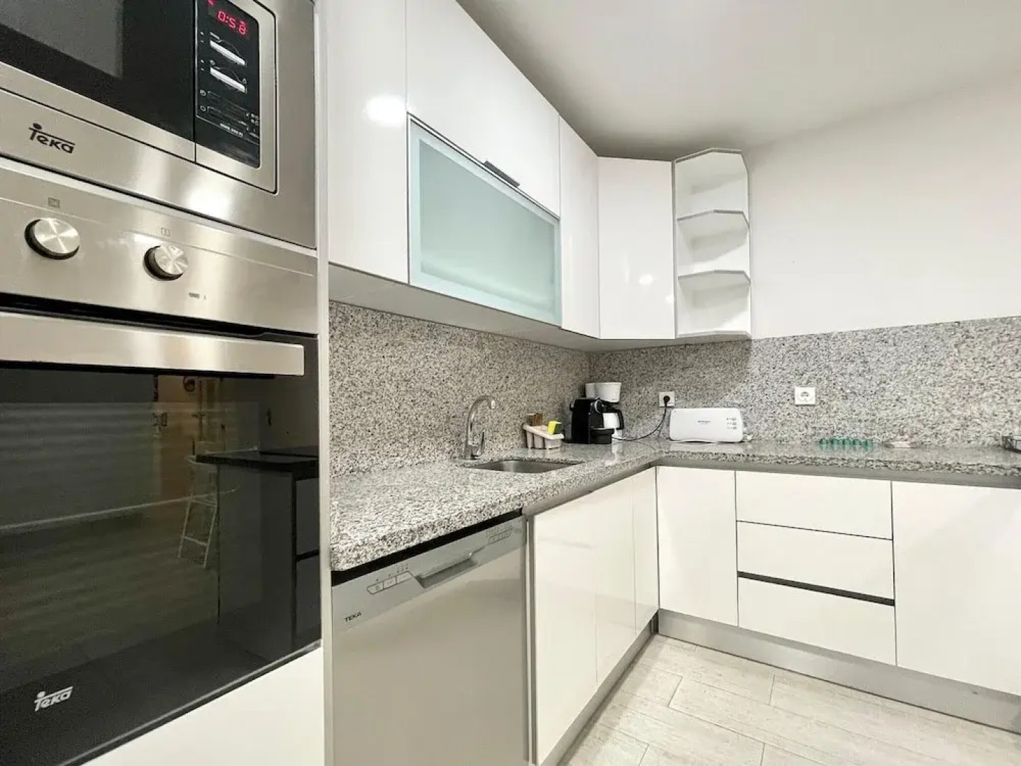 Sunlit Villa Near Golf